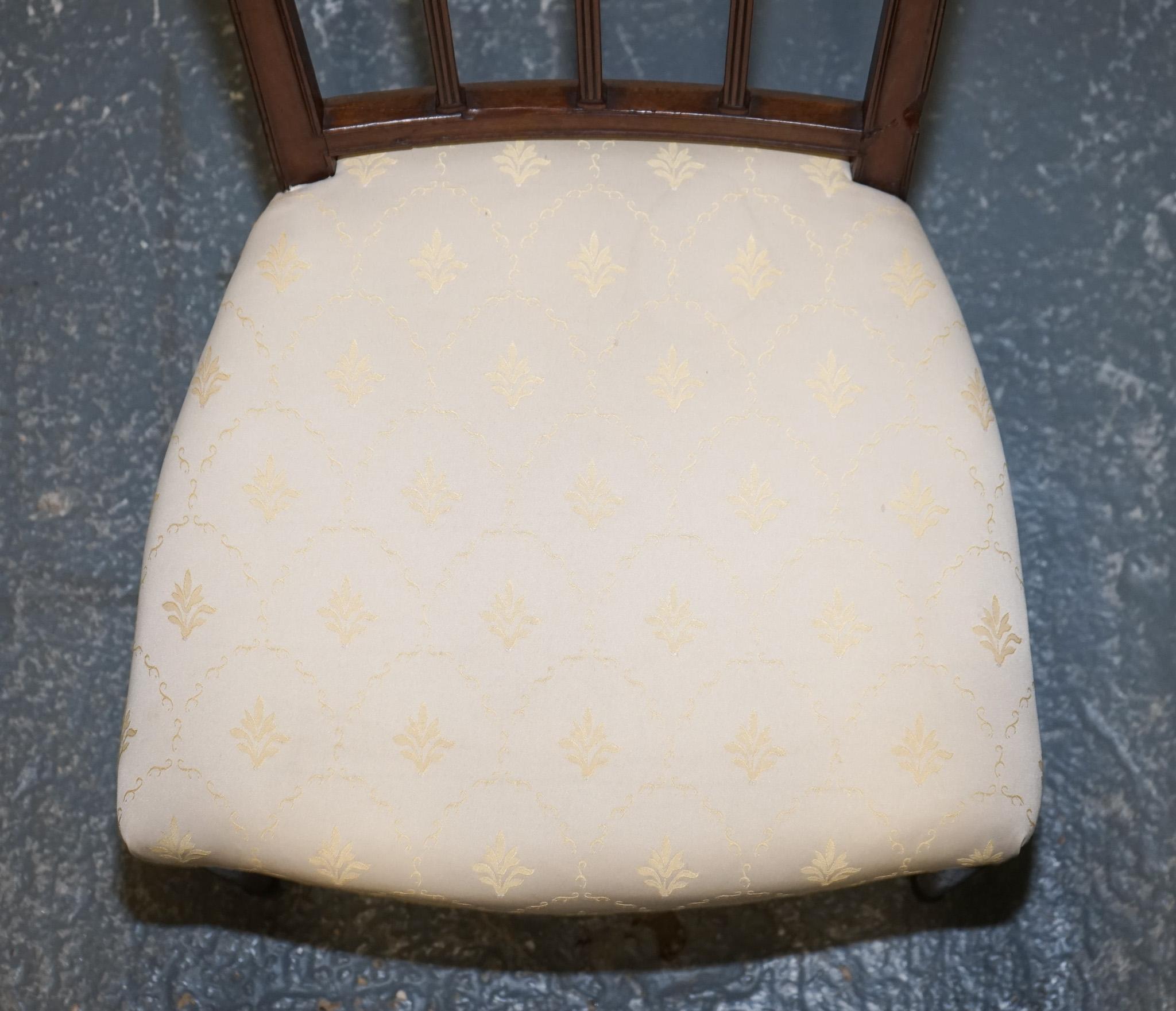 VICTORIAN PAiR OF SIDE CHAIRS WITH CREAM FABRIC SEATS For Sale 6