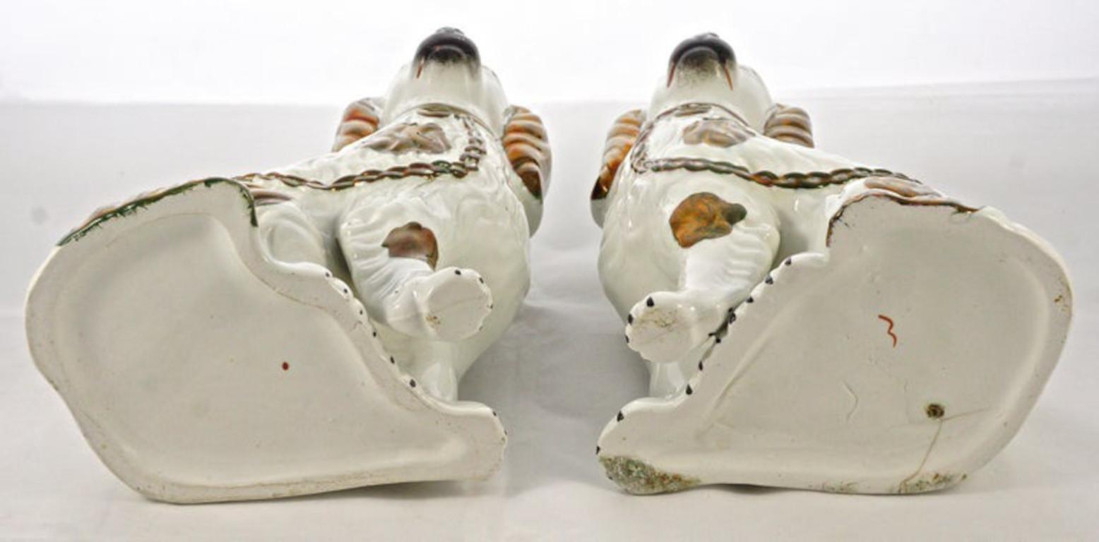 Ein viktorianisches Paar Staffordshire-Keramik-Kupfer-Hundefiguren mit geteilten Beinen im Angebot 7