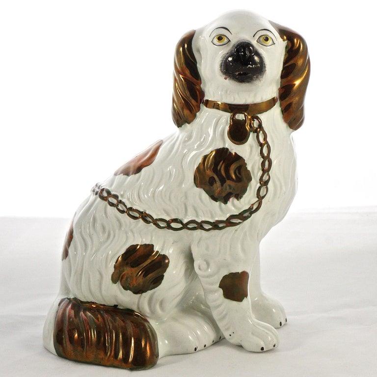 Viktorianisches Paar Staffordshire Keramik handbemalte Kupferlüster Hunde mit geteilten Beinen, um 1860. Sie haben ein gut definiertes Fell, eine schwarze Schnauze und goldene Augen. Es misst ungefähr 22,86 cm Höhe, 18 cm Breite an der Basis und 12