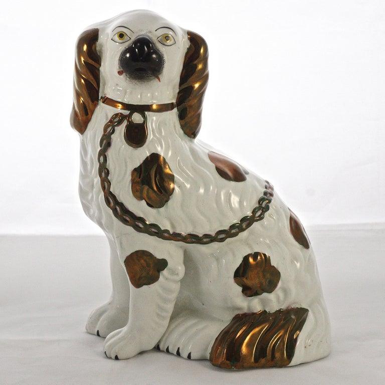 Ein viktorianisches Paar Staffordshire-Keramik-Kupfer-Hundefiguren mit geteilten Beinen (Englisch) im Angebot