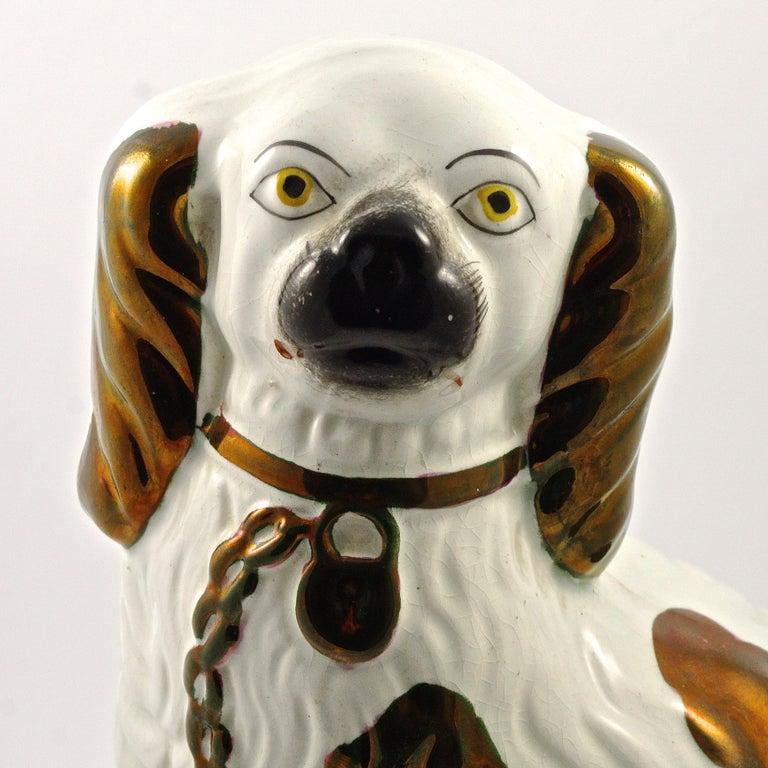 Ein viktorianisches Paar Staffordshire-Keramik-Kupfer-Hundefiguren mit geteilten Beinen (Töpferwaren) im Angebot