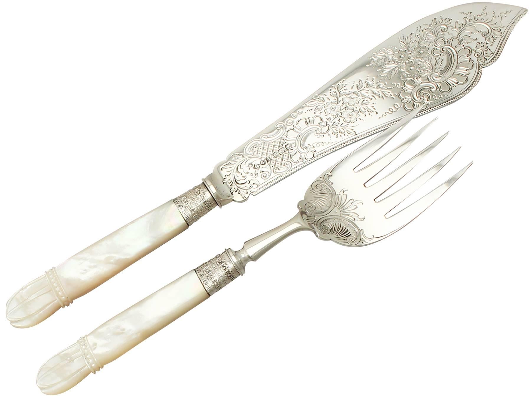 This exceptional pair of antique Victorian mother of pearl handled sterling silver fish servers consists of a serving knife and fork.

The blade of the knife and the drop of the fork have an incurved shaped form.

The anterior of the knife is