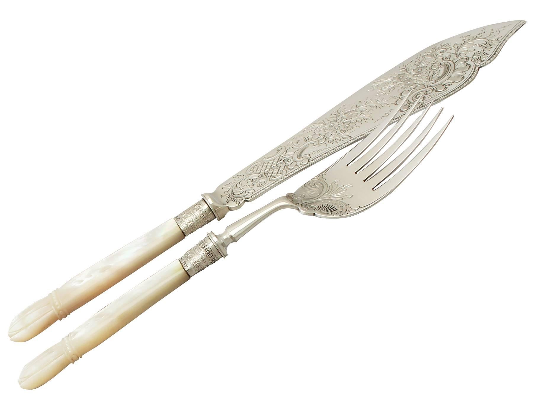 Victorian Pair of Sterling Silver and Mother of Pearl Handled Fish Servers In Excellent Condition In Jesmond, Newcastle Upon Tyne