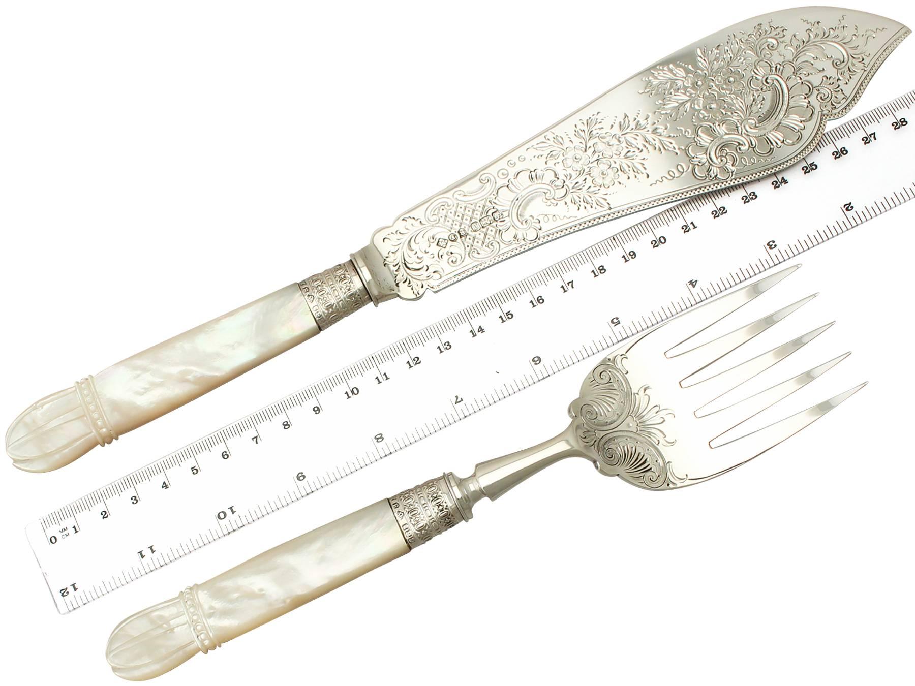 Victorian Pair of Sterling Silver and Mother of Pearl Handled Fish Servers 3