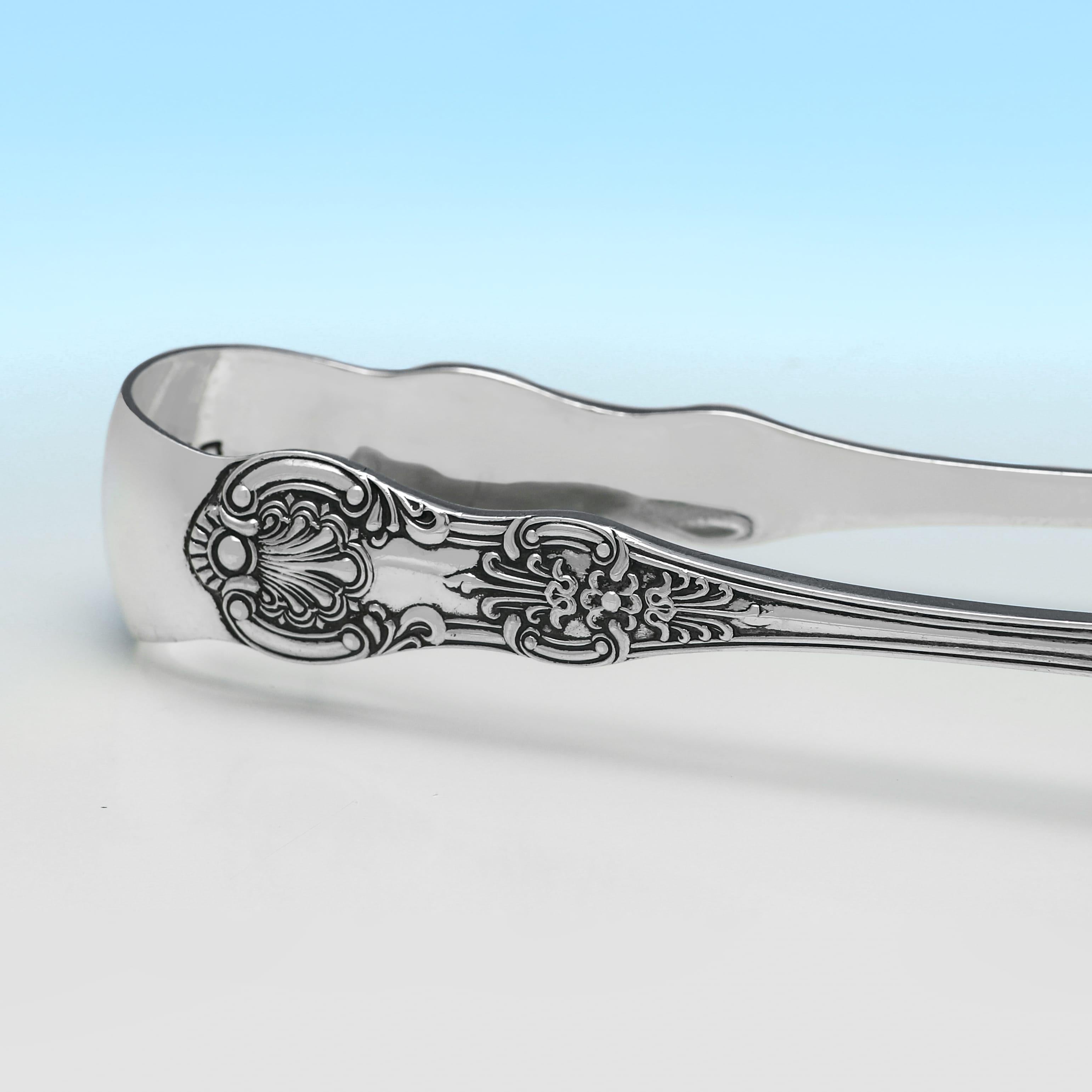 Victorian pair of sterling silver asparagus serving tongs in Kings pattern 1898 In Good Condition For Sale In London, London