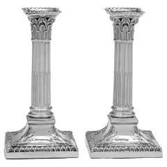 Paire de chandeliers victoriens en argent sterling fabriqués par Mappin & Webb en 1898