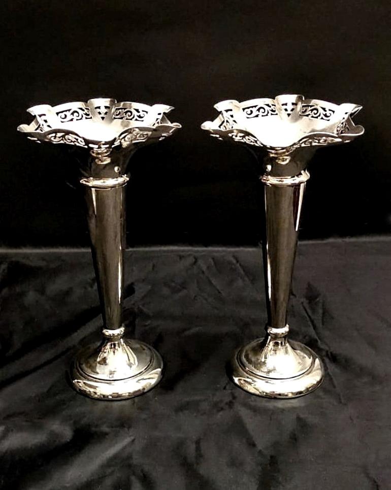 We kindly suggest you read the whole description, because with it we try to give you detailed technical and historical information to guarantee the authenticity of our objects.
Pretty and delicate pair of Victorian silver plated trumpet-shaped