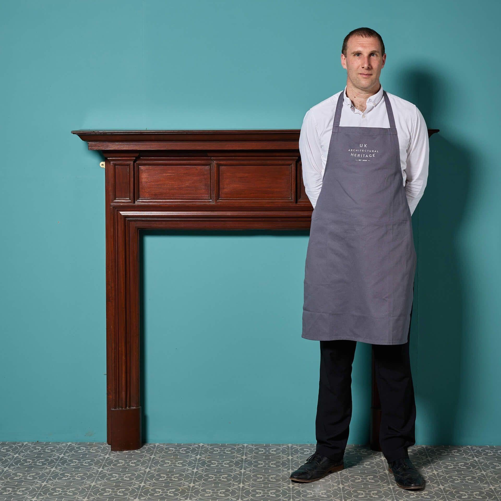 Un'elegante cornice per camino d'epoca vittoriana in noce tinto, circa 1880. Questo bel caminetto del XIX secolo sarà un'aggiunta straordinaria a proprietà di qualsiasi epoca grazie alle sue linee pulite e senza tempo, al semplice fregio a pannelli