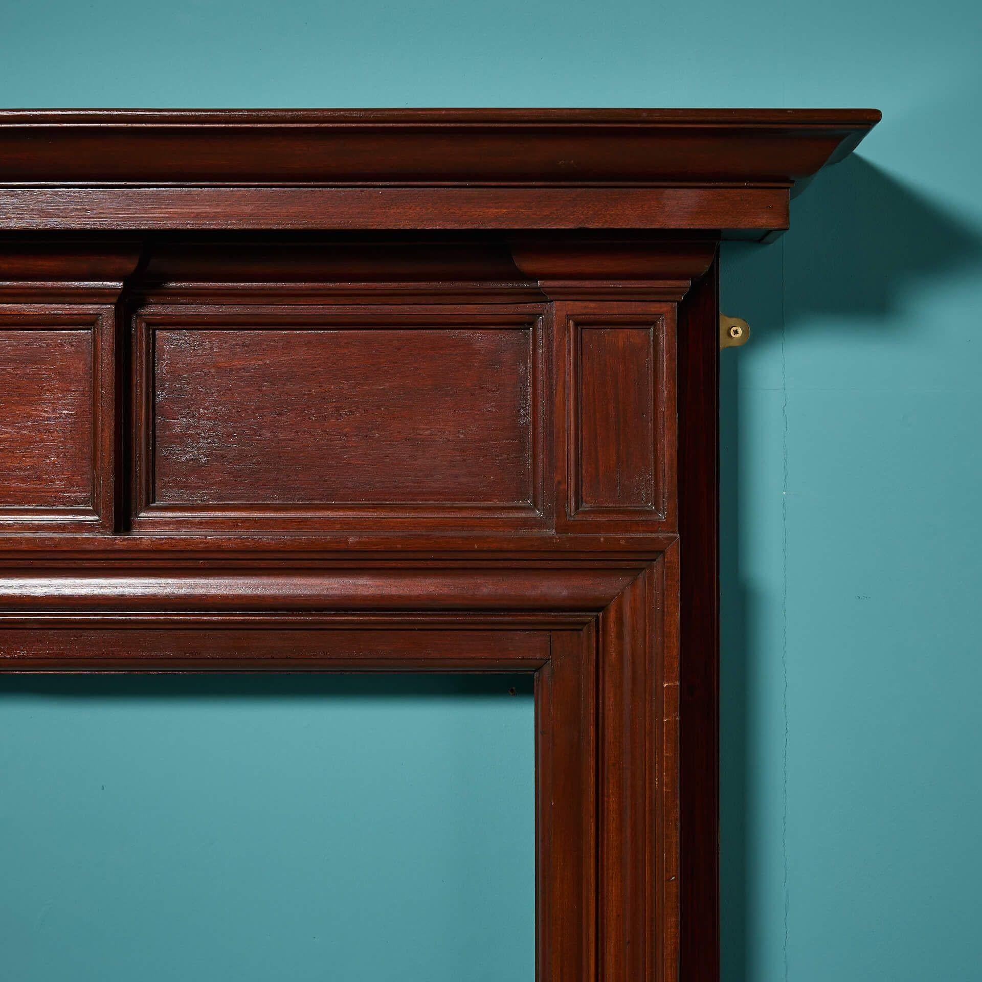 Vittoriano Mantello da camino antico vittoriano a pannelli in noce in vendita