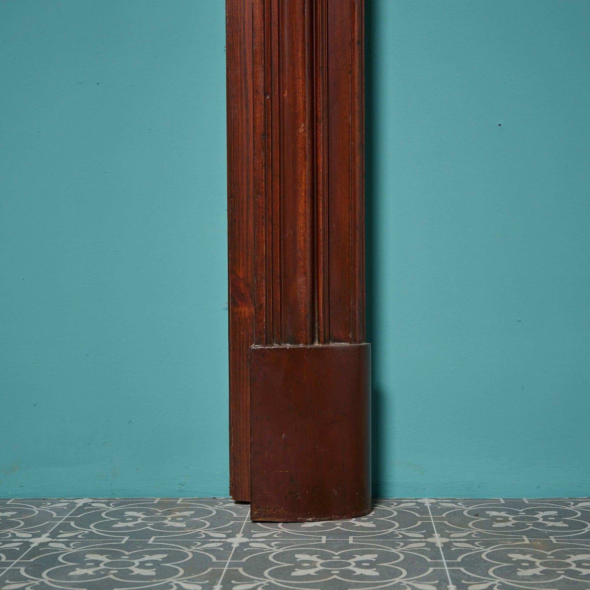 Inglese Mantello da camino antico vittoriano a pannelli in noce in vendita