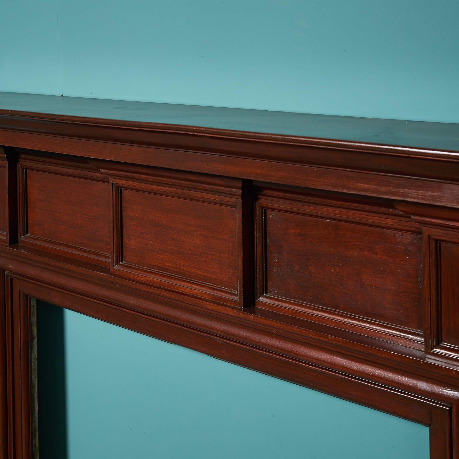 XIX secolo Mantello da camino antico vittoriano a pannelli in noce in vendita