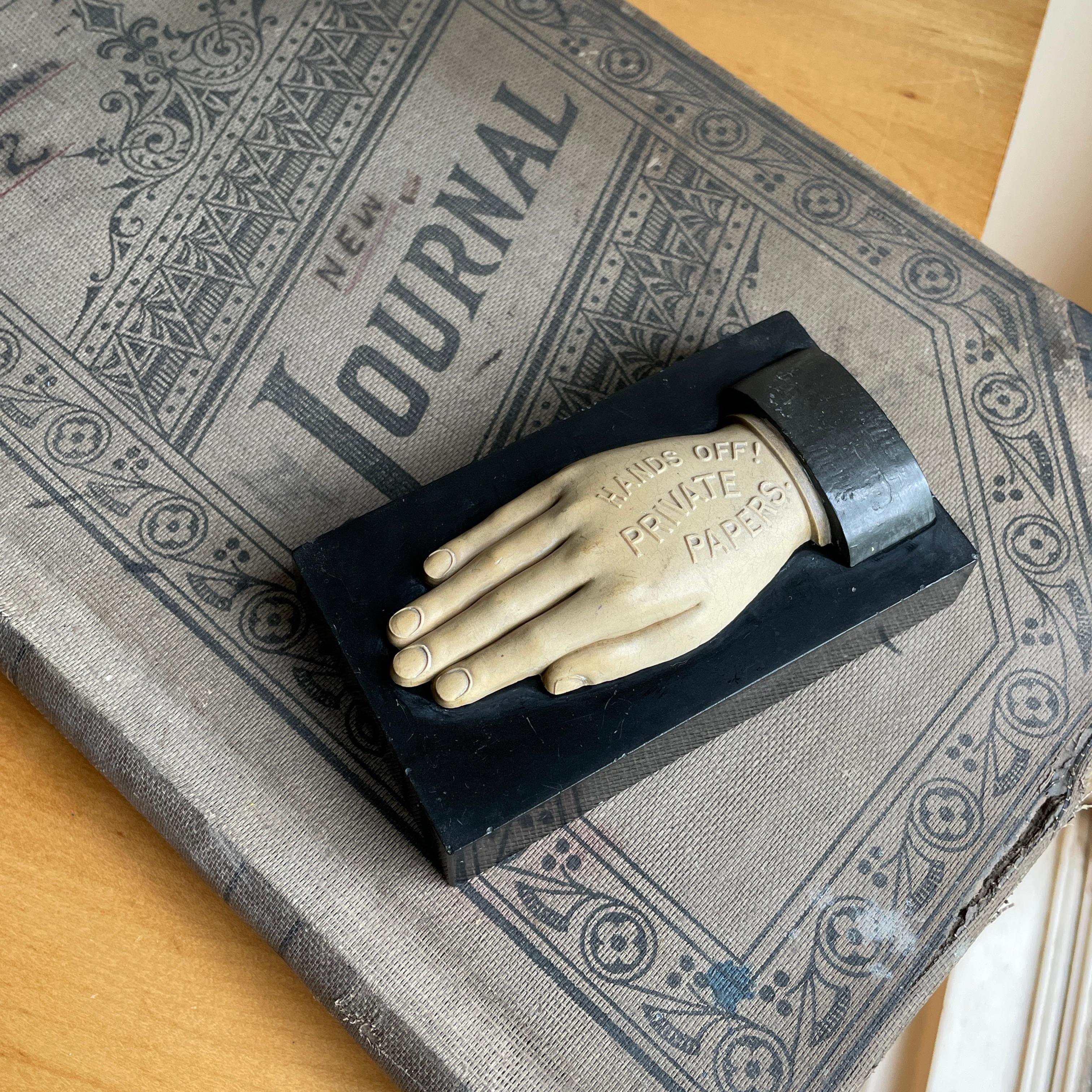 Meraviglioso cimelio da ufficio professionale molto antico con un messaggio sfacciato: Giù le mani! Documenti privati. Ricorda gli strani disegni dell'epoca vittoriana. Creato da una sorta di miscela di ardesia in polvere che è stata modellata e poi