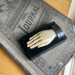 Viktorianischer Briefbeschwerer Hand wie Odd Fellows Zeichen oder Haunted House Addams Family