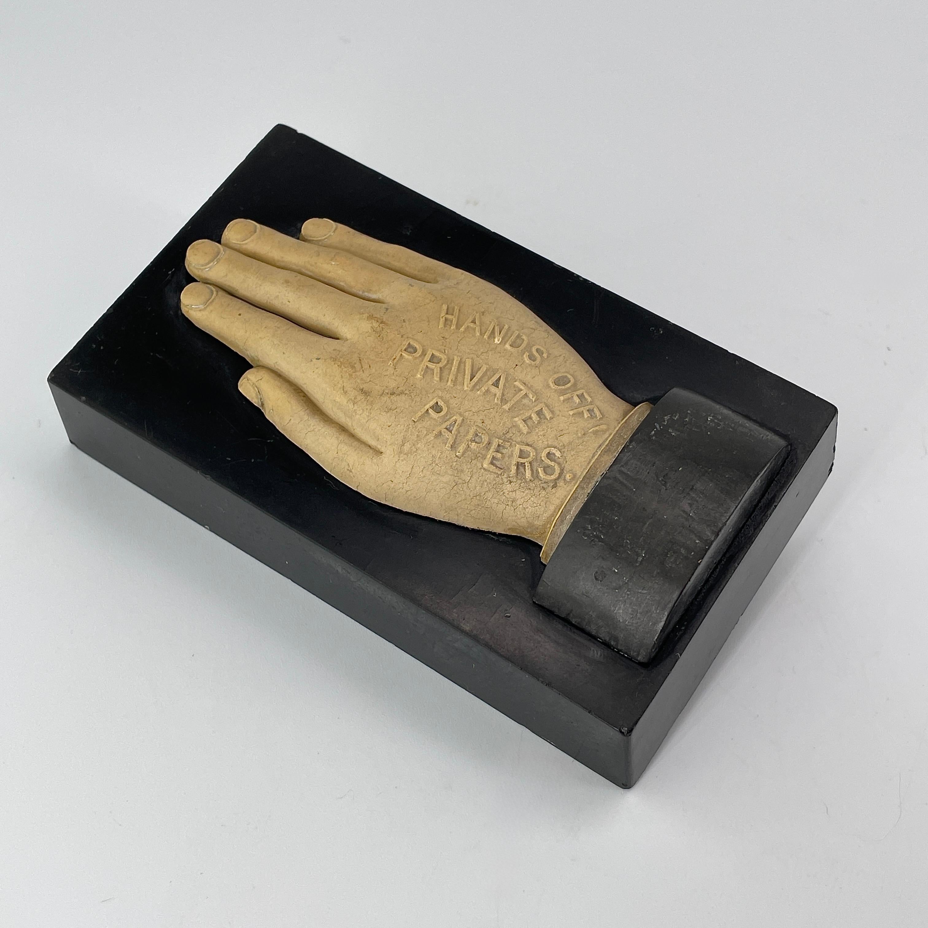 Fatto a mano Fermacarte vittoriano Mano come segno degli Odd Fellows o Casa stregata Famiglia Addams in vendita