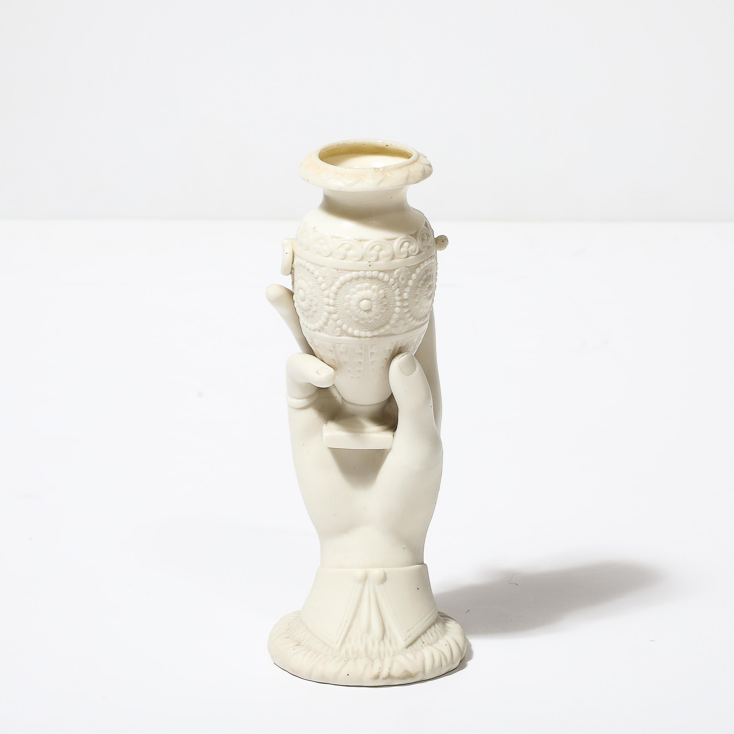 Diese viktorianische Vase aus Parian-Porzellan stammt aus dem England des späten 19. Jahrhunderts. Dieses Stück ist aus Parian-Porzellan gefertigt, das das Aussehen von Marmor nachahmt, mit wunderschönen, präzisen Details und einem gebrochen weißen