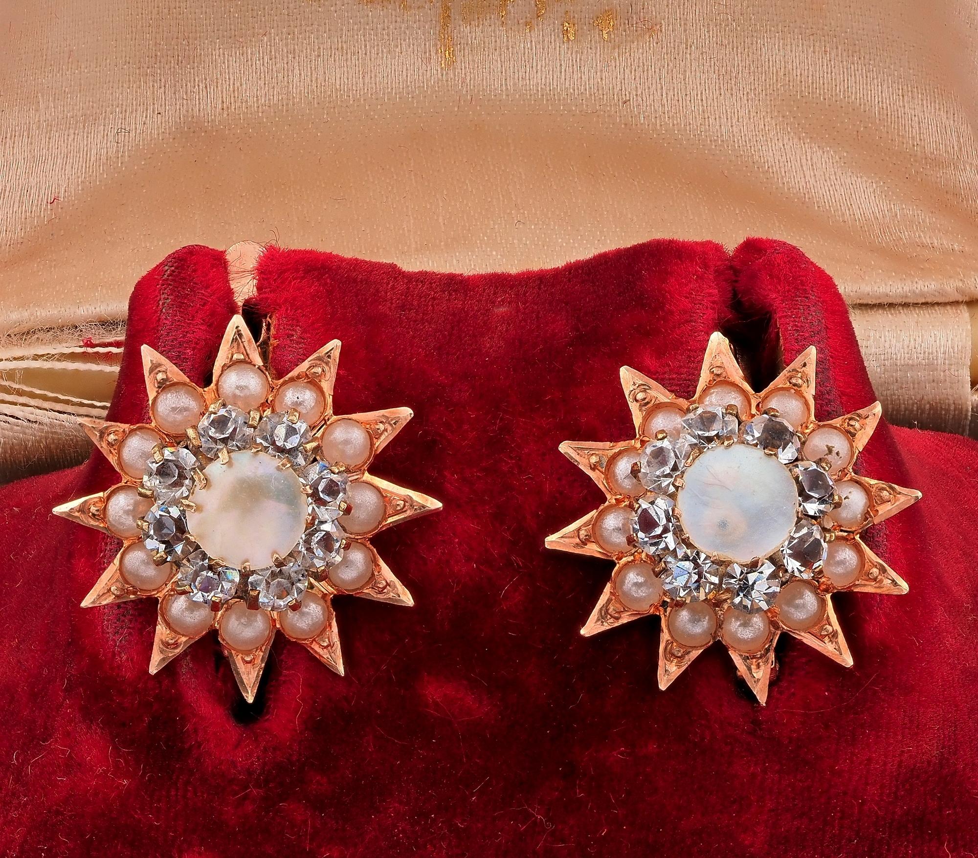 Étoiles scintillantes
Ces magnifiques boucles d'oreilles de l'époque victorienne datent de 1890 env.
Fabriqué à la main en or rose massif 18 KT
Charmante étoile centrée par une pièce centrale en nacre scintillante, entourée de pierres en pâte et de