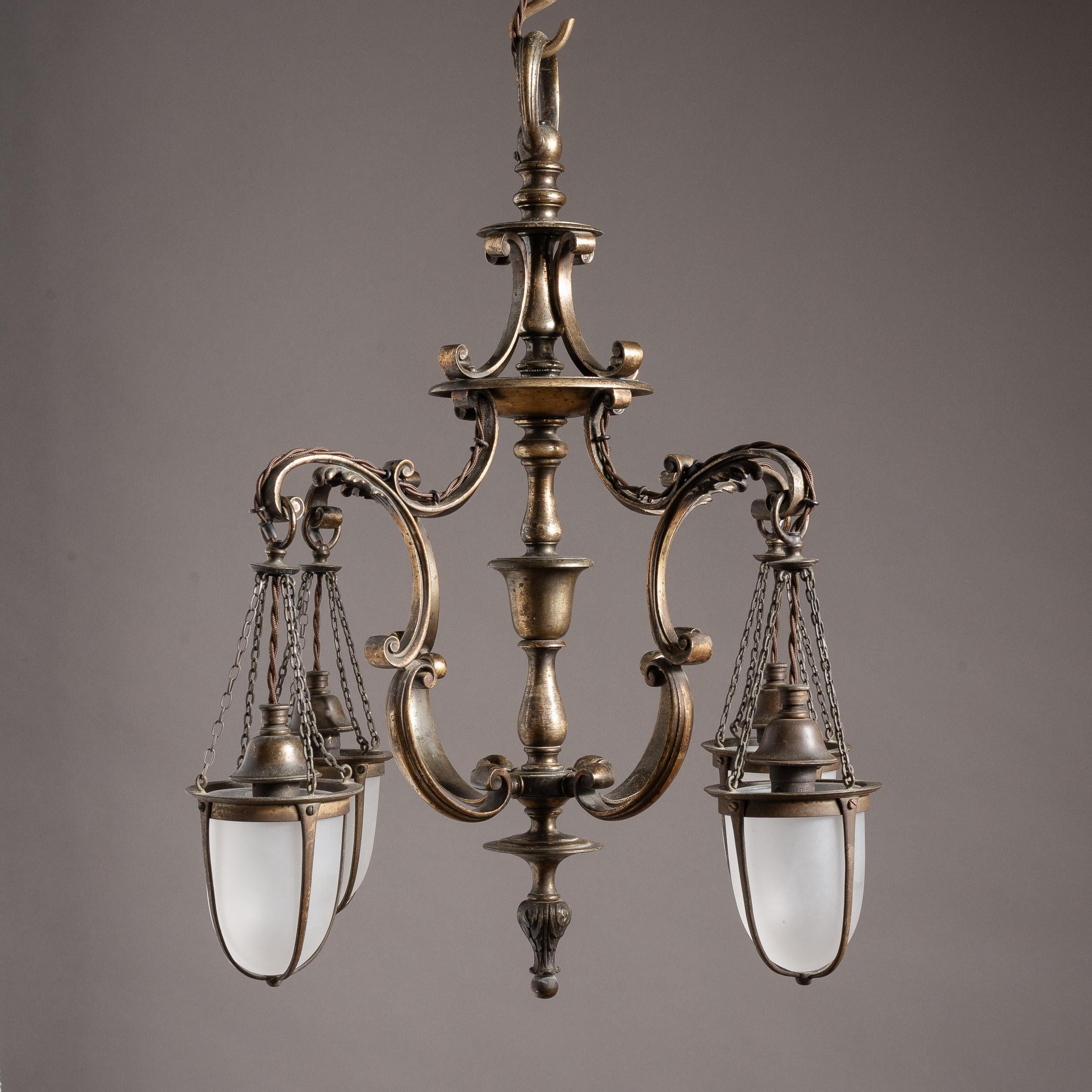 Plafoniera in ottone di epoca tardo-vittoriana, 1900 circa, con struttura a volute, paralumi in vetro smerigliato, ricablata e sottoposta a PAT Test

Dimensioni:	Alto 59 cm (23¼