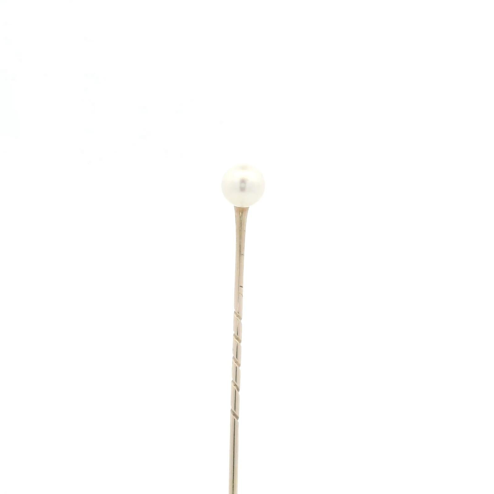 Eine viktorianische Perle 15 Karat Gelbgold Stick Pin

Diese charmante Anstecknadel besteht aus einer 3 mm großen Zuchtperle, die in der Mitte einer Anstecknadel aus 15-karätigem Gelbgold befestigt ist. Die Länge der Anstecknadel ist geriffelt, um
