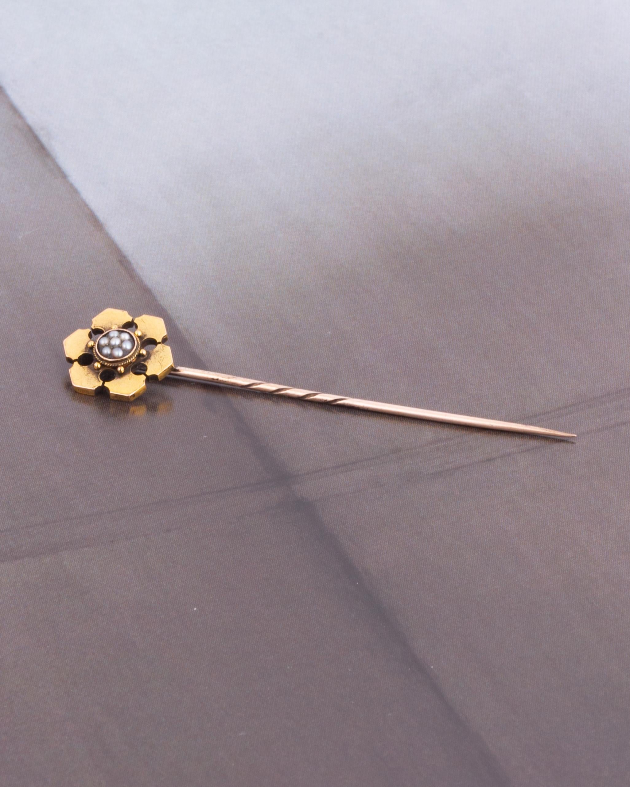 Épingle victorienne en perles et or 18 carats dans sa boîte d'origine Unisexe en vente