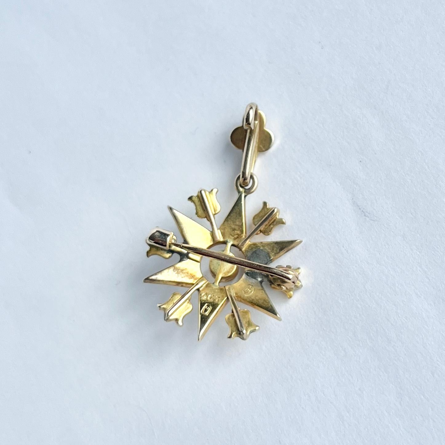 Questo delizioso pezzo può essere sia un ciondolo che una spilla. Ha il timbro in oro 9ct sul retro ed è incastonato con dolci perle di semi. 

Altezza, compreso il looping: 3.2 cm
Diametro della stella: 2,1 cm

Peso: 3.5g