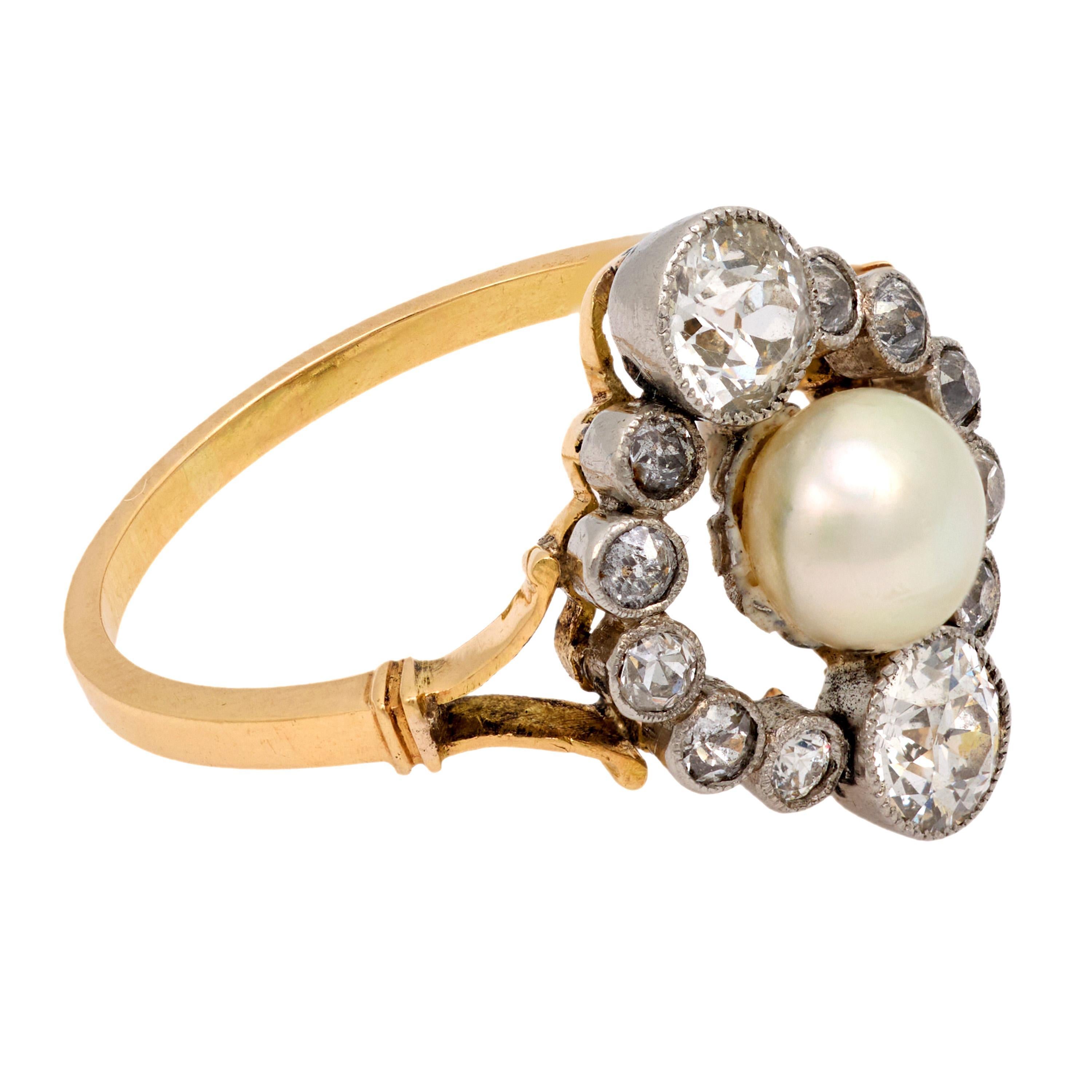 Taglio antico europeo Victorian pearl and diamond 18k yellow gold and platinum navette ring in vendita