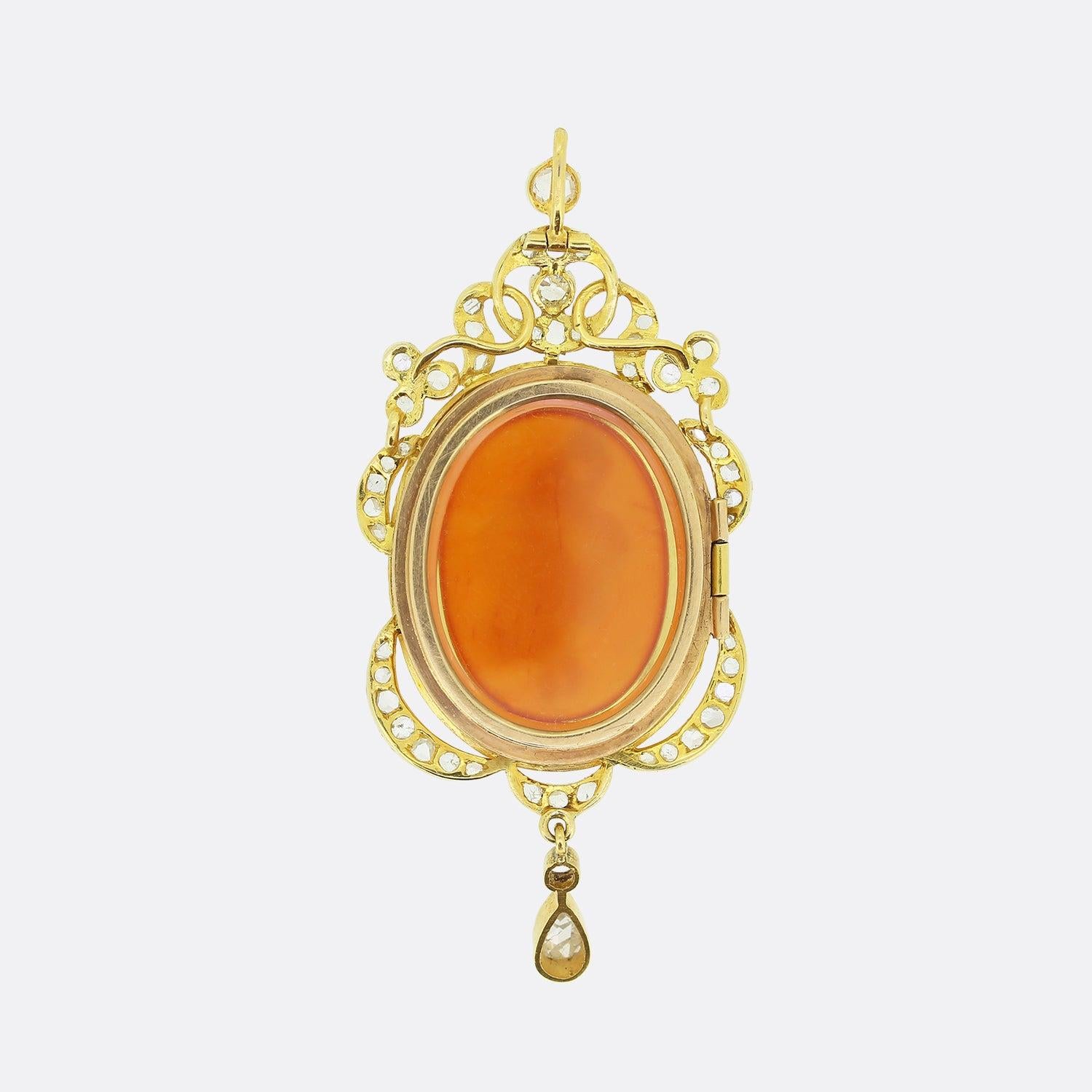 Dies ist ein schöner Kamee-Anhänger mit Perlen und Diamanten. Der Anhänger zeigt eine zentrale Kamee, die von einem Kranz natürlicher Saatperlen umgeben ist, mit einer Umrandung aus Diamanten im Rosenschliff und einem Tropfen aus birnenförmigen