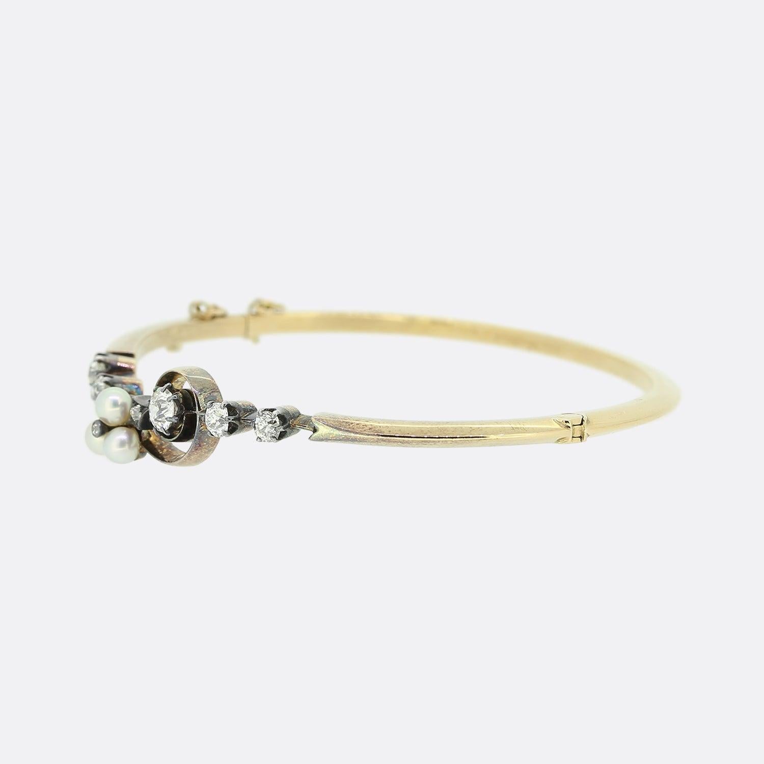 Ecco un meraviglioso braccialetto di perle e diamanti risalente alla fine dell'epoca vittoriana. Il bracciale presenta 3 perle naturali a forma di trifoglio e 7 diamanti bianchi taglio vecchio. Il diamante più grande è di 0,35 carati e il più