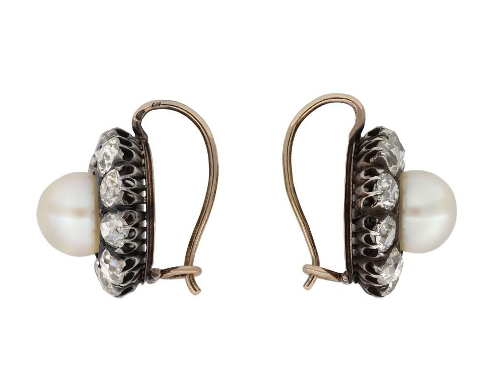 Viktorianische Perlen- und Diamantcluster-Ohrringe. Ein passendes Paar, in der Mitte eine runde natürliche Salzwasserperle in einer halbgebohrten, offenen Fassung, zwei insgesamt, eine 8,5 mm x 8,6 mm, die andere 8,5 mm x 8,8 mm, umgeben von zehn