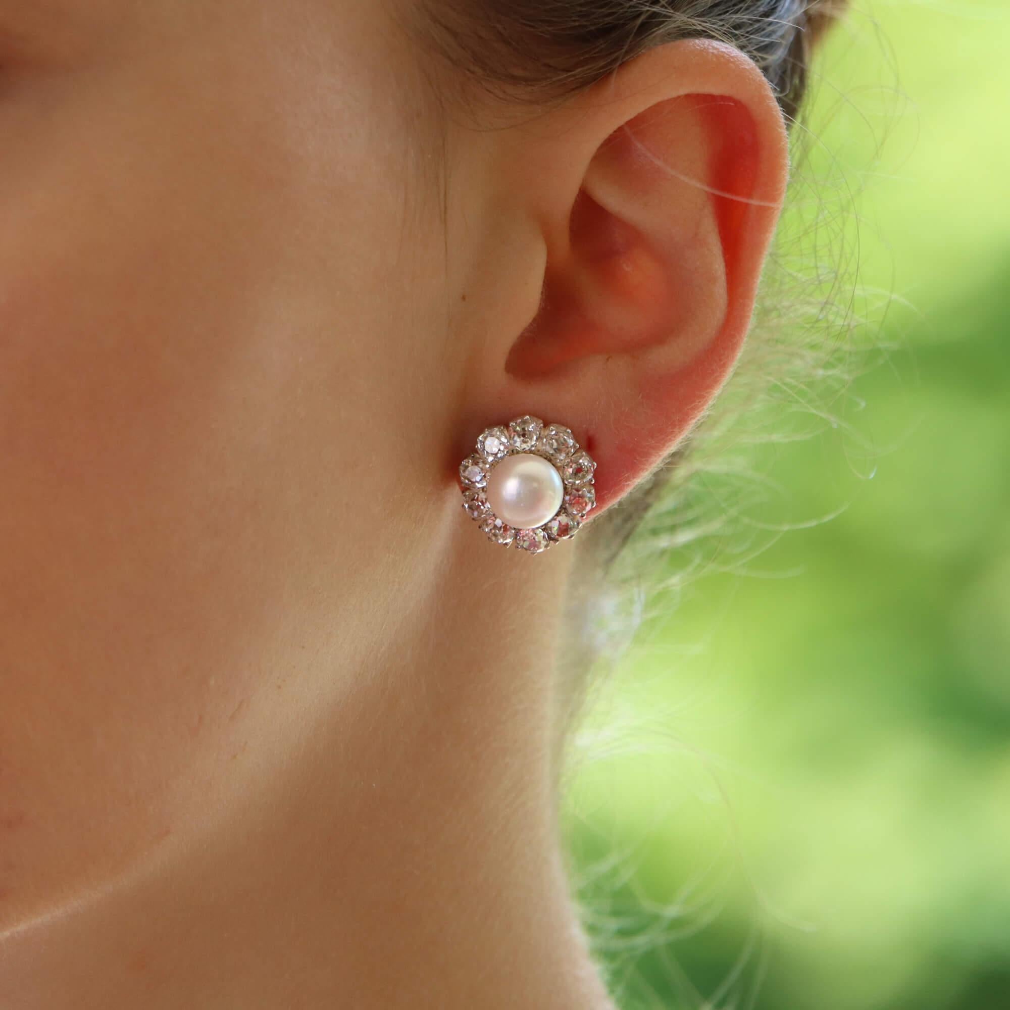 Ein schönes, klassisches Paar viktorianischer Perlen- und Diamantcluster-Ohrringe aus 18 Karat Gelbgold.

Jeder Ohrring besteht aus einer wunderschönen zentralen Bouton-Perle mit einem herrlich leuchtenden Glanz. Die Perle ist dann von einem Halo