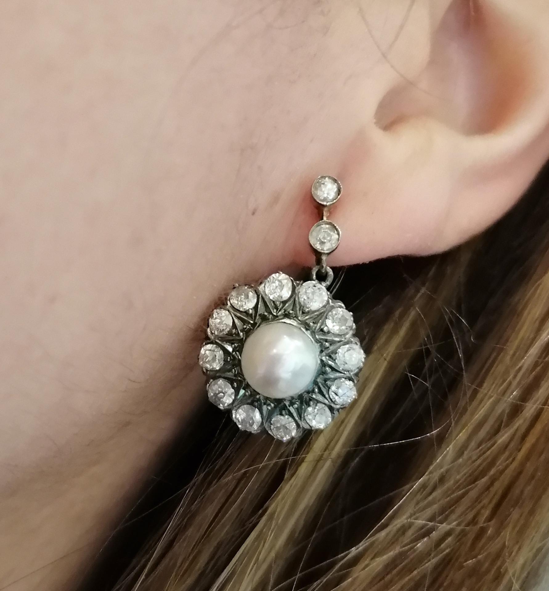 Boucles d'oreilles pendantes victoriennes en perles et diamants ( Fin 19ème / Début 20ème siècle) en vente 2