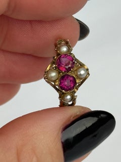 Anello vittoriano con perle e tormalina in oro 15 carati