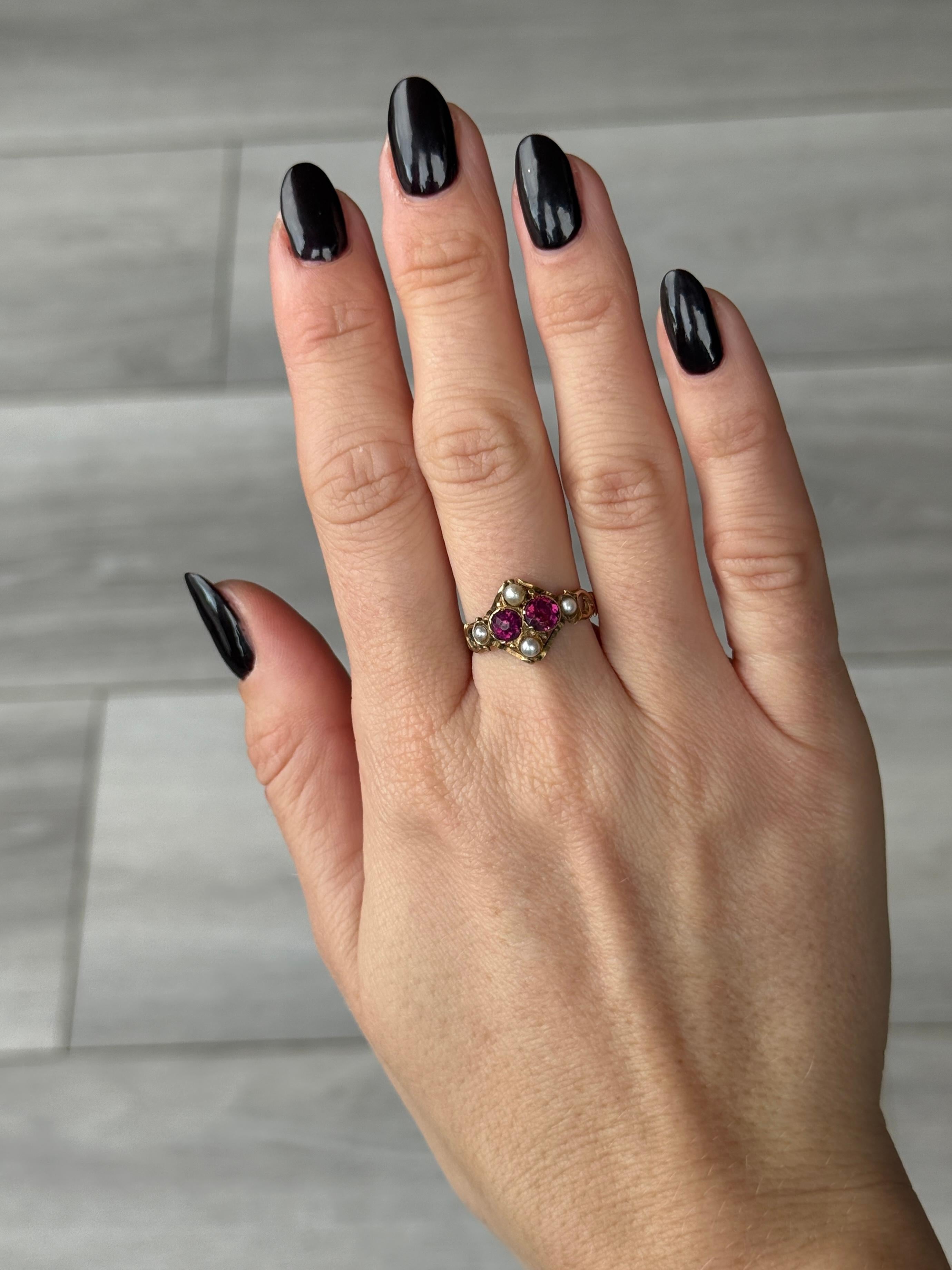 Taglio rotondo Anello vittoriano con perle e tormalina in oro 15 carati in vendita