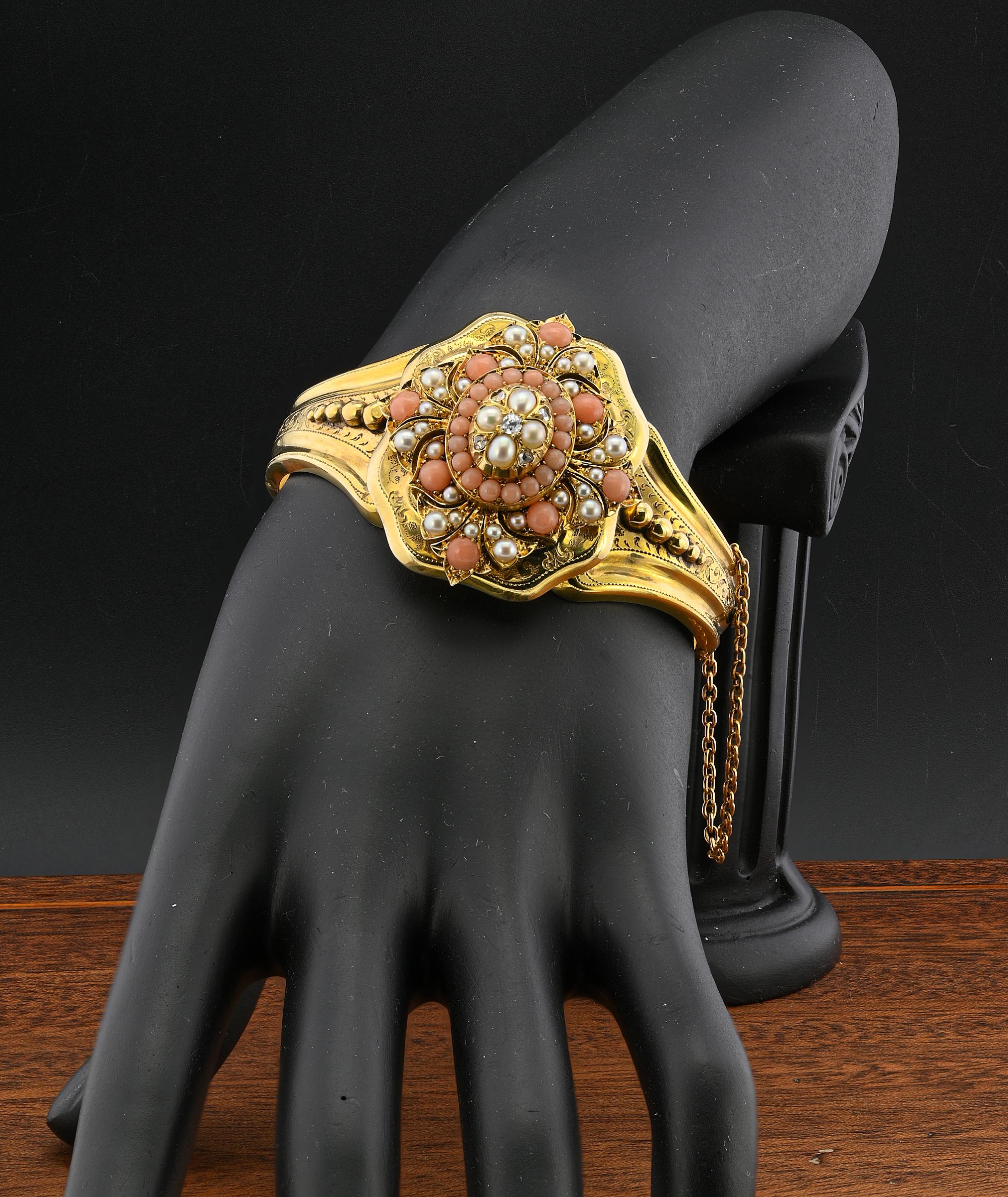 Viktorianischer Perlen-Koralle-Diamant-Medaillon-Blumenarmreif 18 KT im Angebot 8