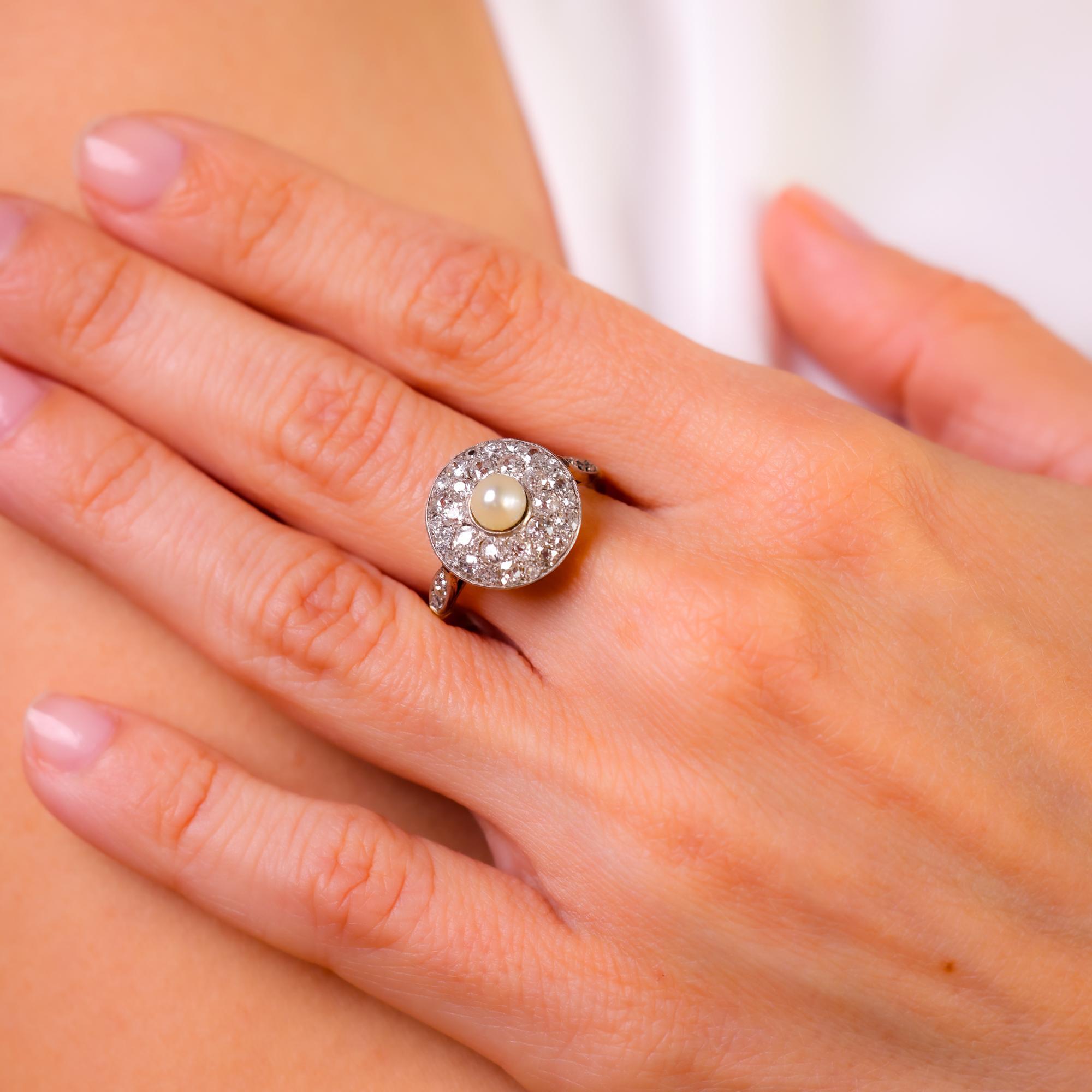 Cette bague victorienne en or jaune 18k et platine des années 1880 présente une perle lumineuse entourée de 1,65 carats d'éblouissants diamants de taille européenne ancienne.

Pierre centrale : Perle
Poids : 5,17 mm
Pierre d'accent : 36 diamants