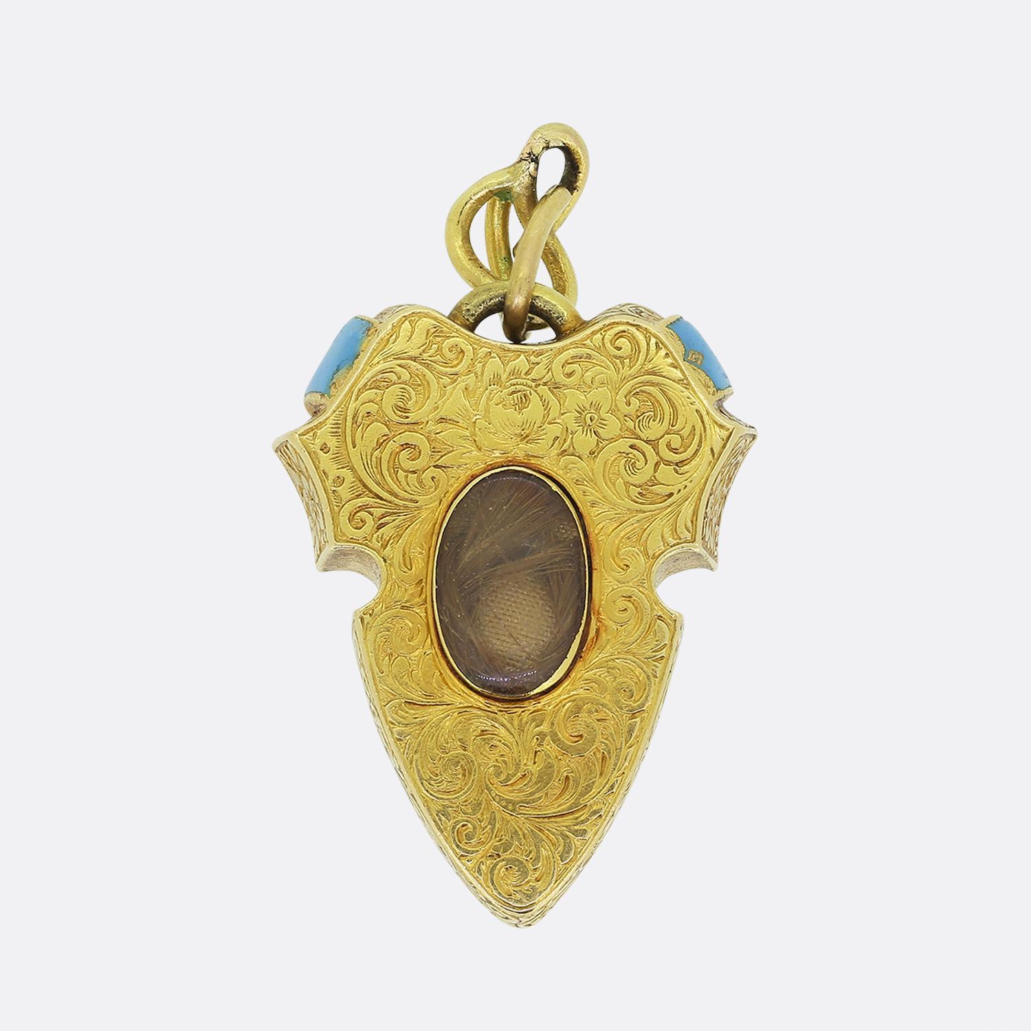 Ecco una straordinaria creazione risalente all'epoca vittoriana. Questo pendente antico e unico è stato realizzato in oro giallo 18 ct a forma di scudo che ospita una perla naturale e un motivo a fibbia con diamanti incastonati. Il ricco smalto blu