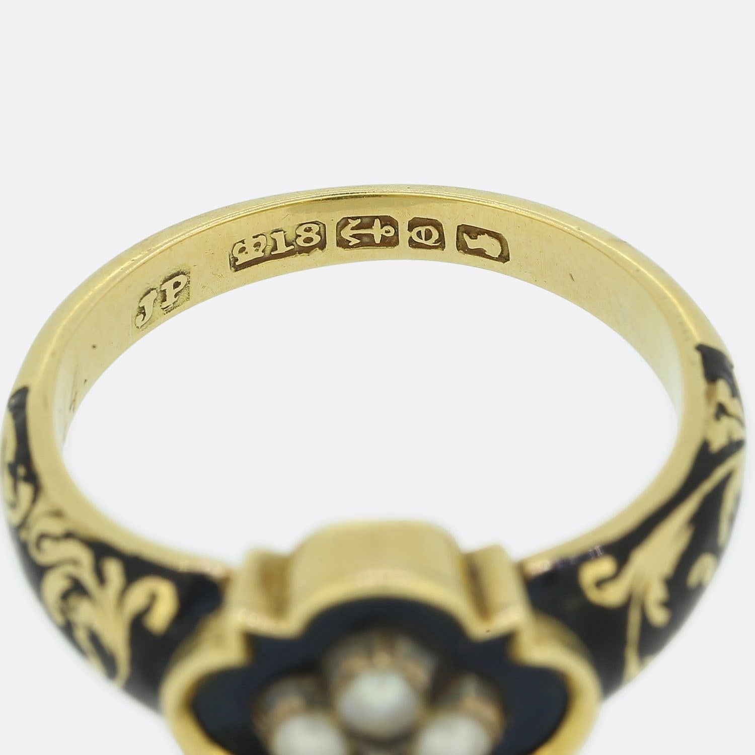 Viktorianischer Perlen-, Diamant- und Emaille-Trauer-Medaillon-Ring im Angebot 2