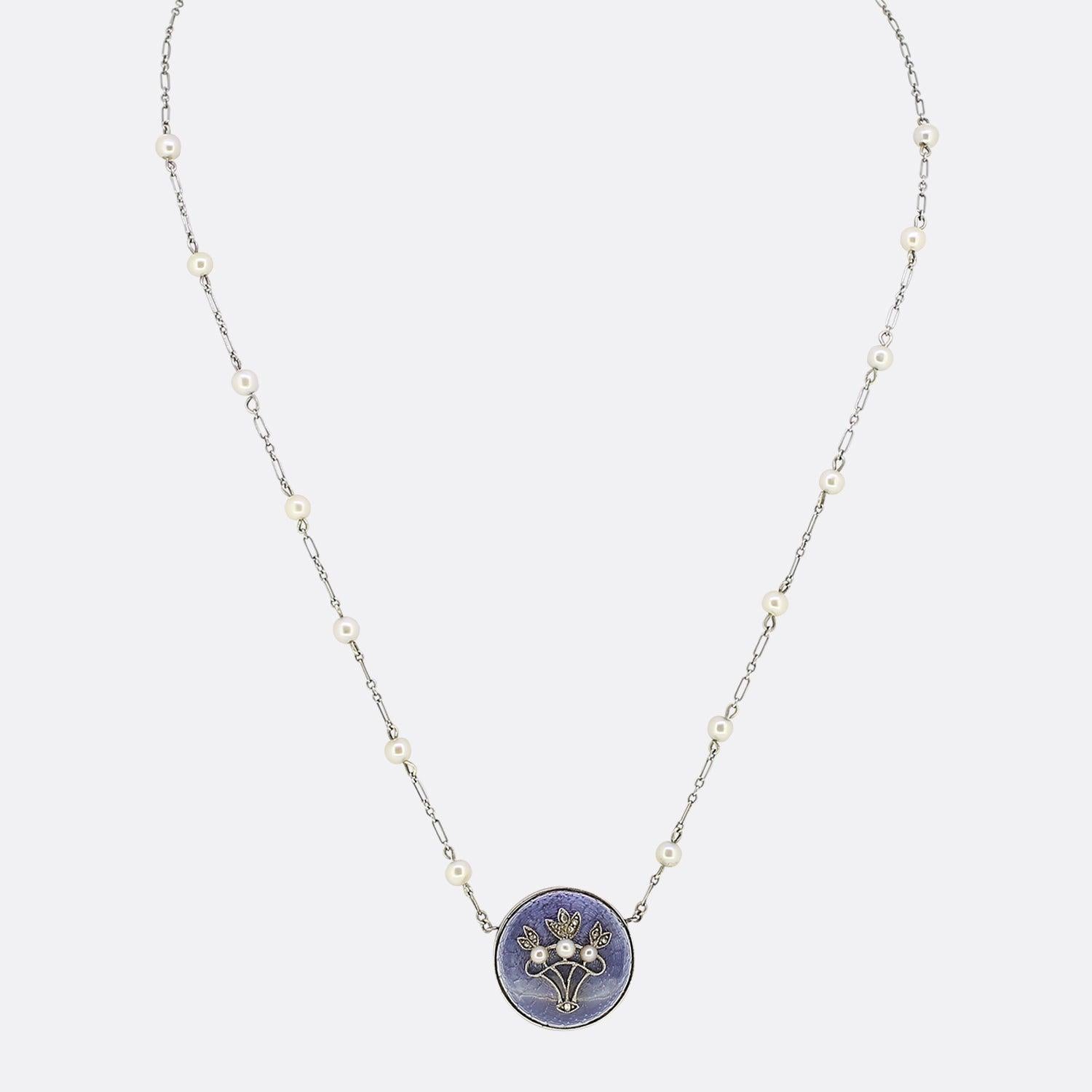 Si tratta di una collana vittoriana in oro 18ct con perle e diamanti. La collana presenta un volto circolare con uno sfondo di smalto blu e un bouquet di fiori con diamanti taglio rosa incastonati, realizzati in platino. Inoltre, la collana è stata