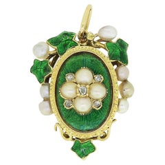 Colgante relicario victoriano de perlas, diamantes y esmalte verde