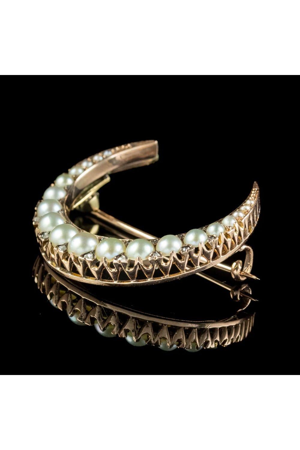 Victorian Pearl Diamond Crescent Moon Brooch in 18 Carat Gold, circa 1890-1900 In Good Condition In Kendal, GB