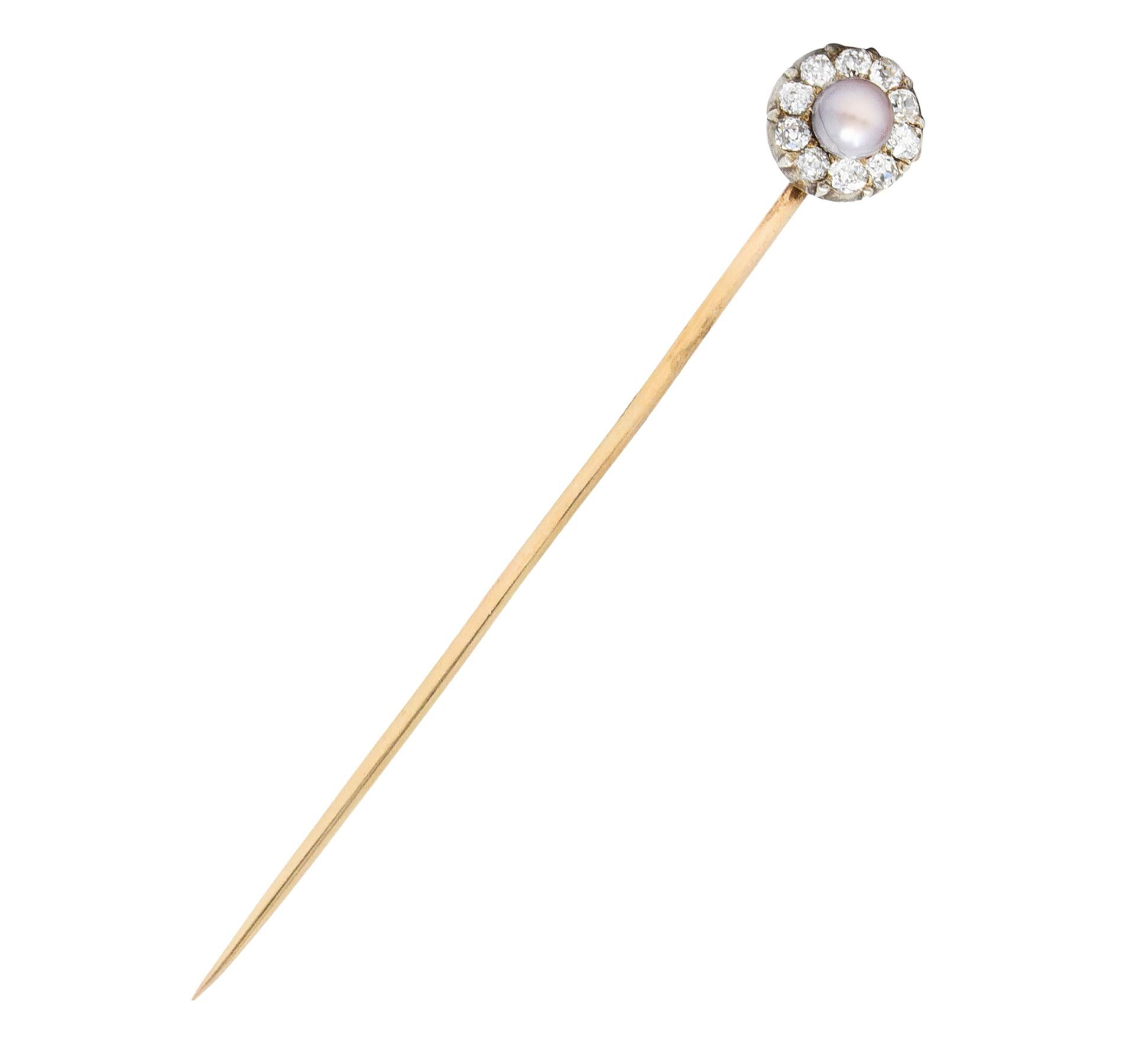 Cluster zentriert eine 3,0 mm runde Perle - lavendelfarben mit starken roséfarbenen Obertönen und sehr gutem Lüster

Umgeben von Diamanten im alten Minenschliff mit einem Gesamtgewicht von etwa 0,30 Karat - augenrein und glänzend

Geprüft als