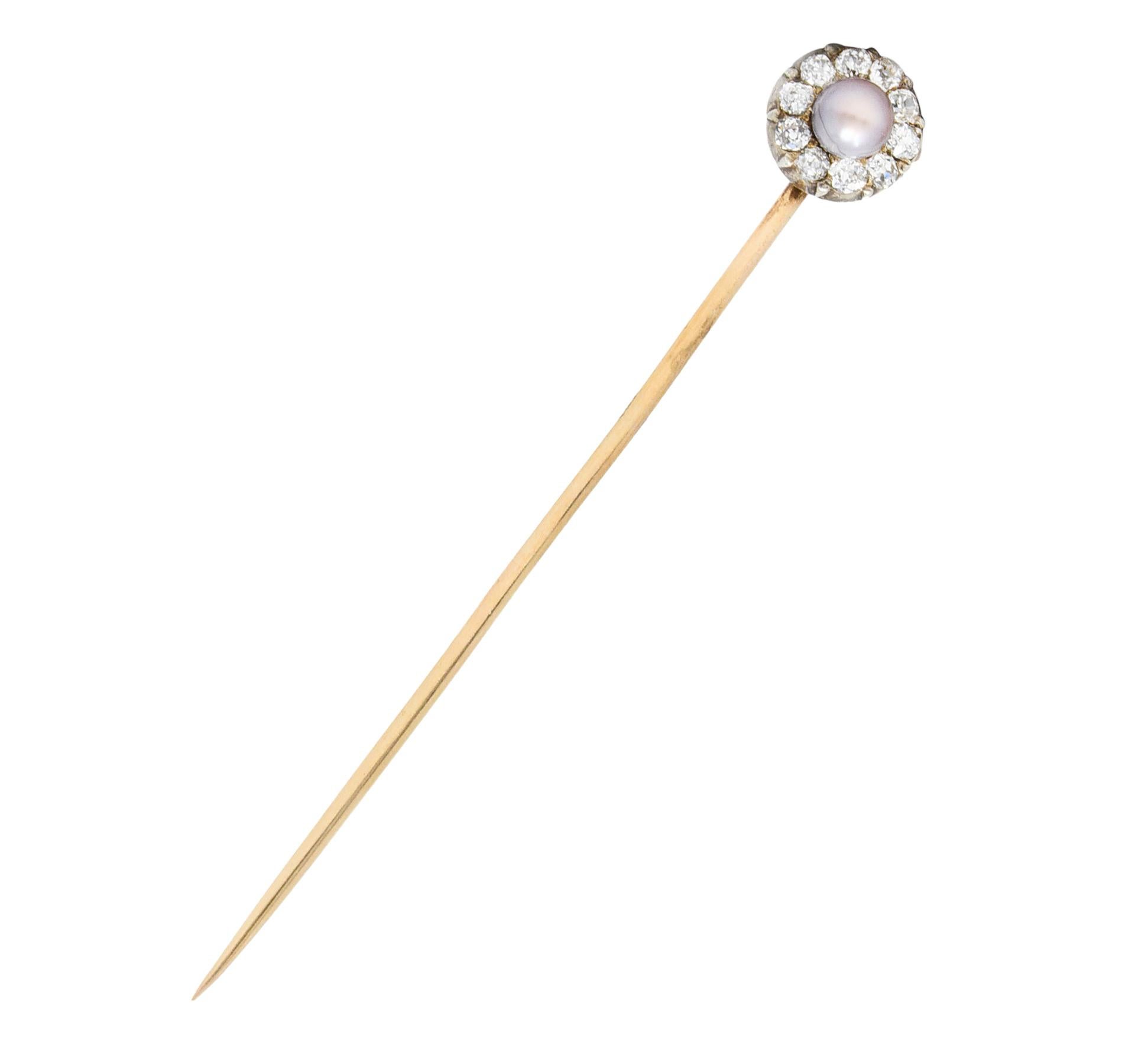 La grappe est centrée sur une perle ronde de 3,0 mm - de couleur lavande avec de fortes nuances de rosé et un très bon lustre

Entouré de diamants taille ancienne pesant au total environ 0,30 carat - yeux clairs et brillants

Testé comme de l'or 14