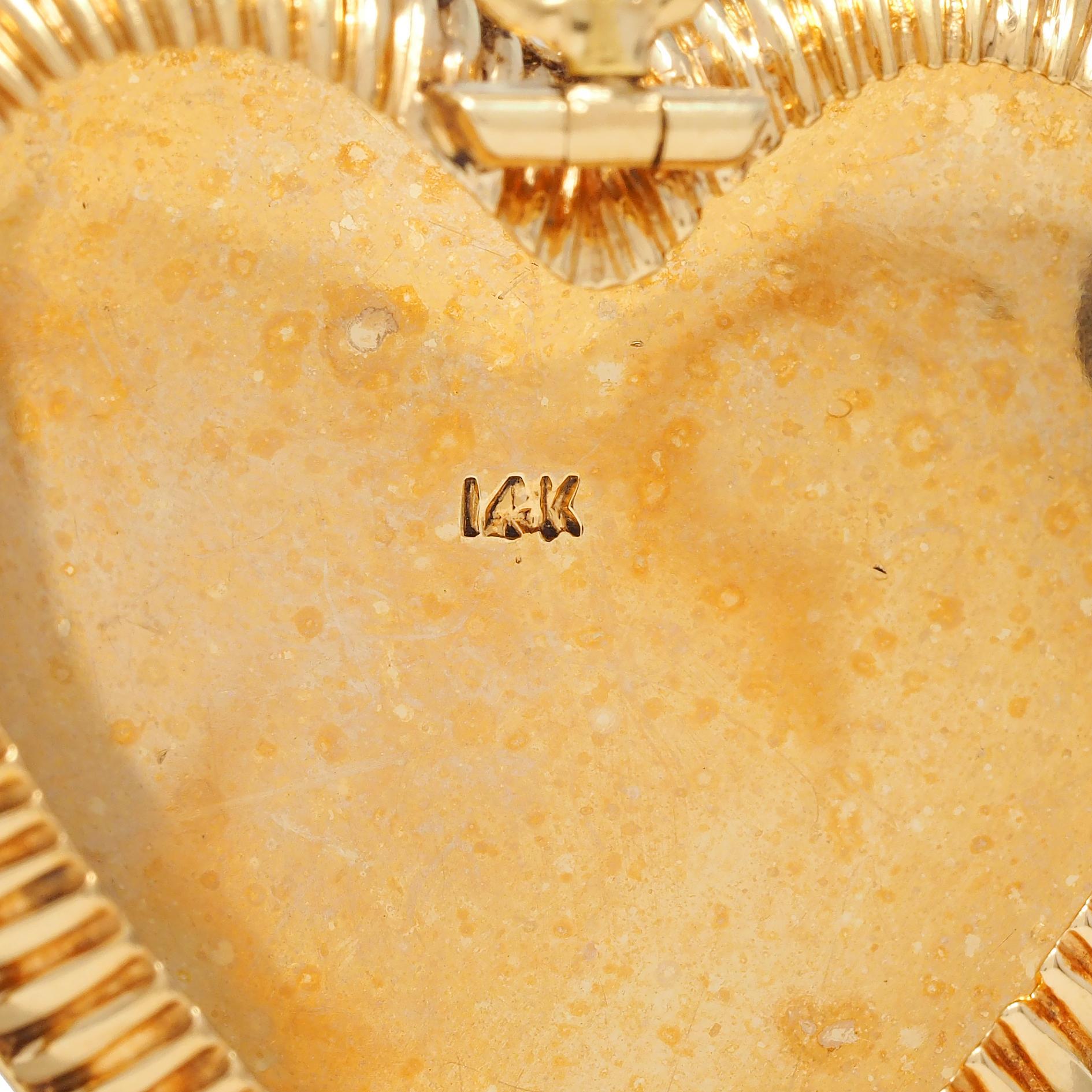 Broche pendentif victorienne en or jaune 14 carats, perles et émail avec médaillon en forme de cœur en vente 4