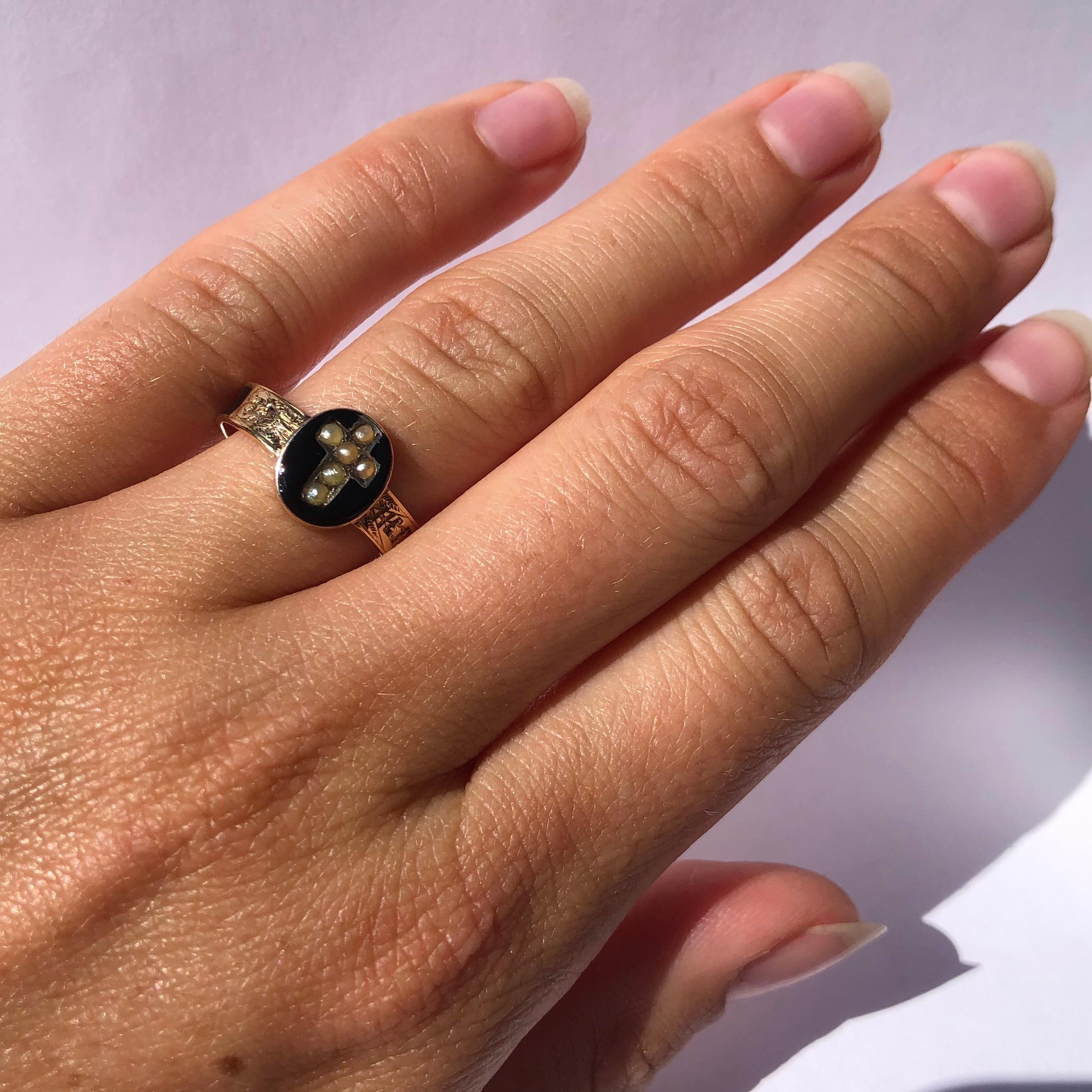 Victorian Pearl, Enamel and 9 Carat Gold Mourning Ring In Good Condition In Chipping Campden, GB