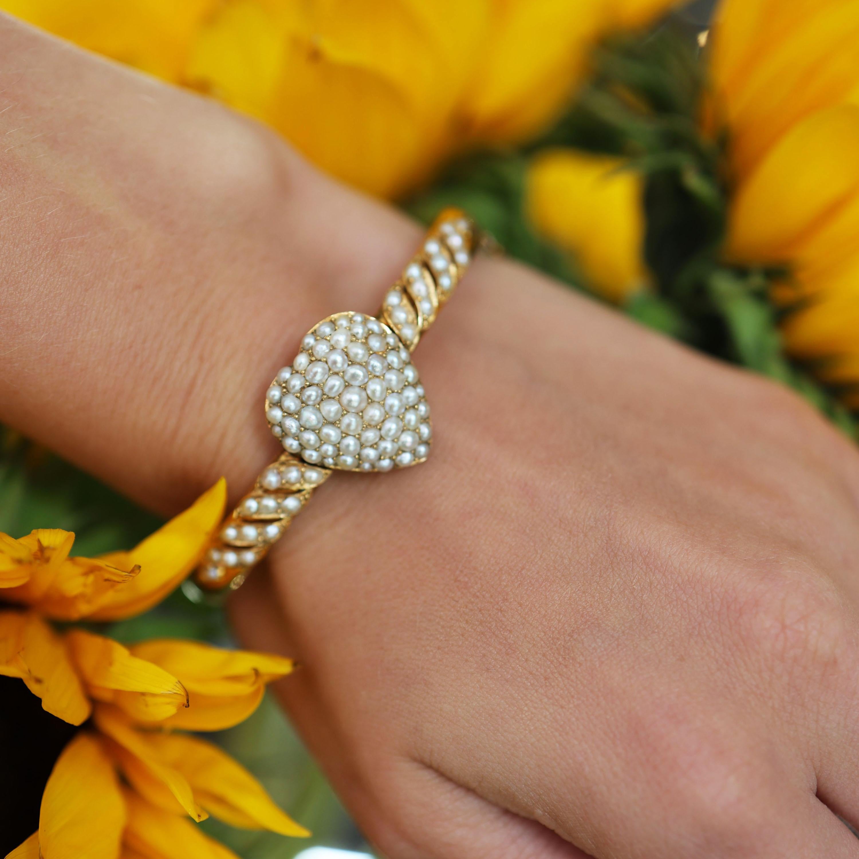 Vittoriano Bracciale a cuore vittoriano in oro e perle naturali, CIRCA 1880 in vendita