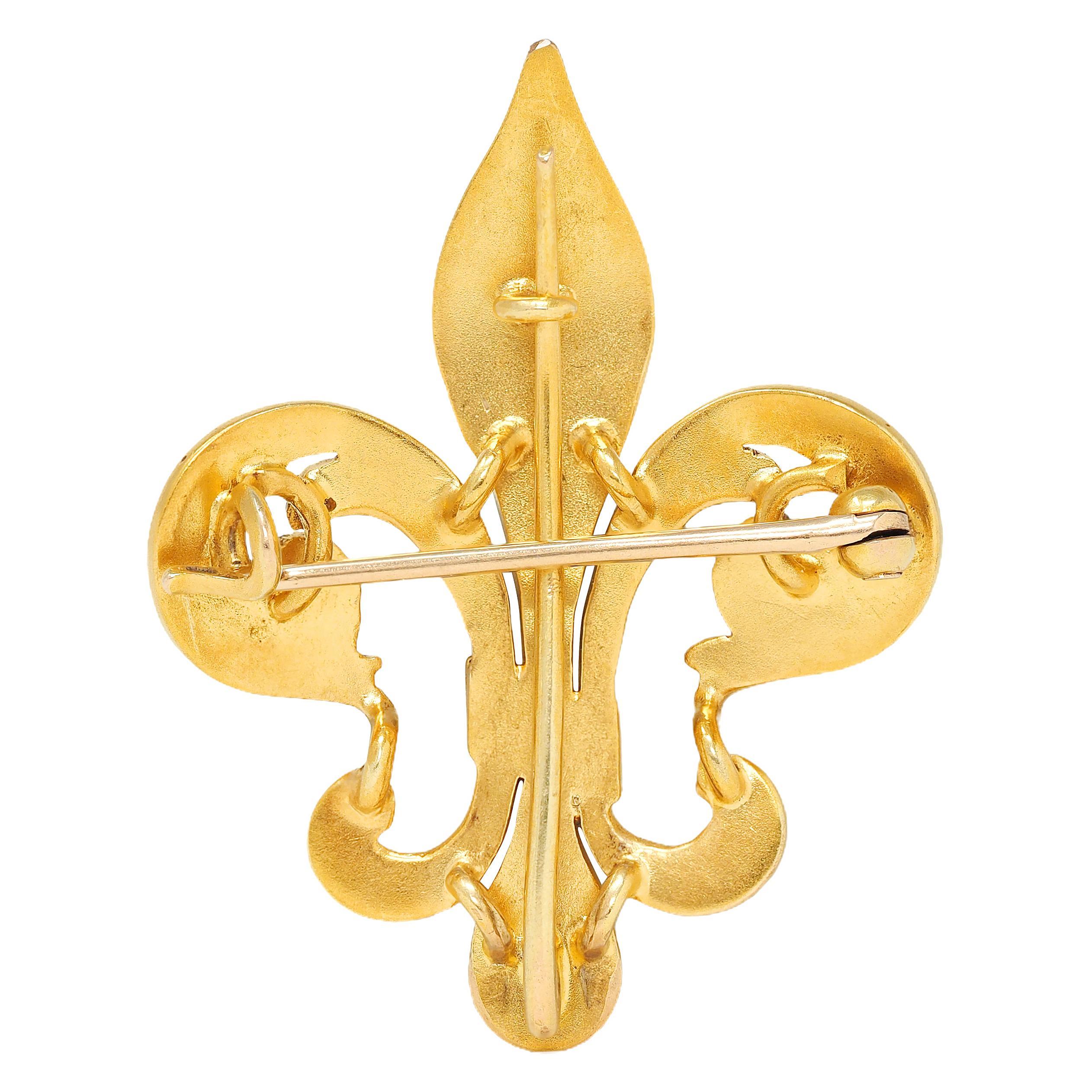 Broche flor de lis antigua victoriana de oro amarillo de 14 quilates con esmalte guilloché de perlas Corte redondo en venta