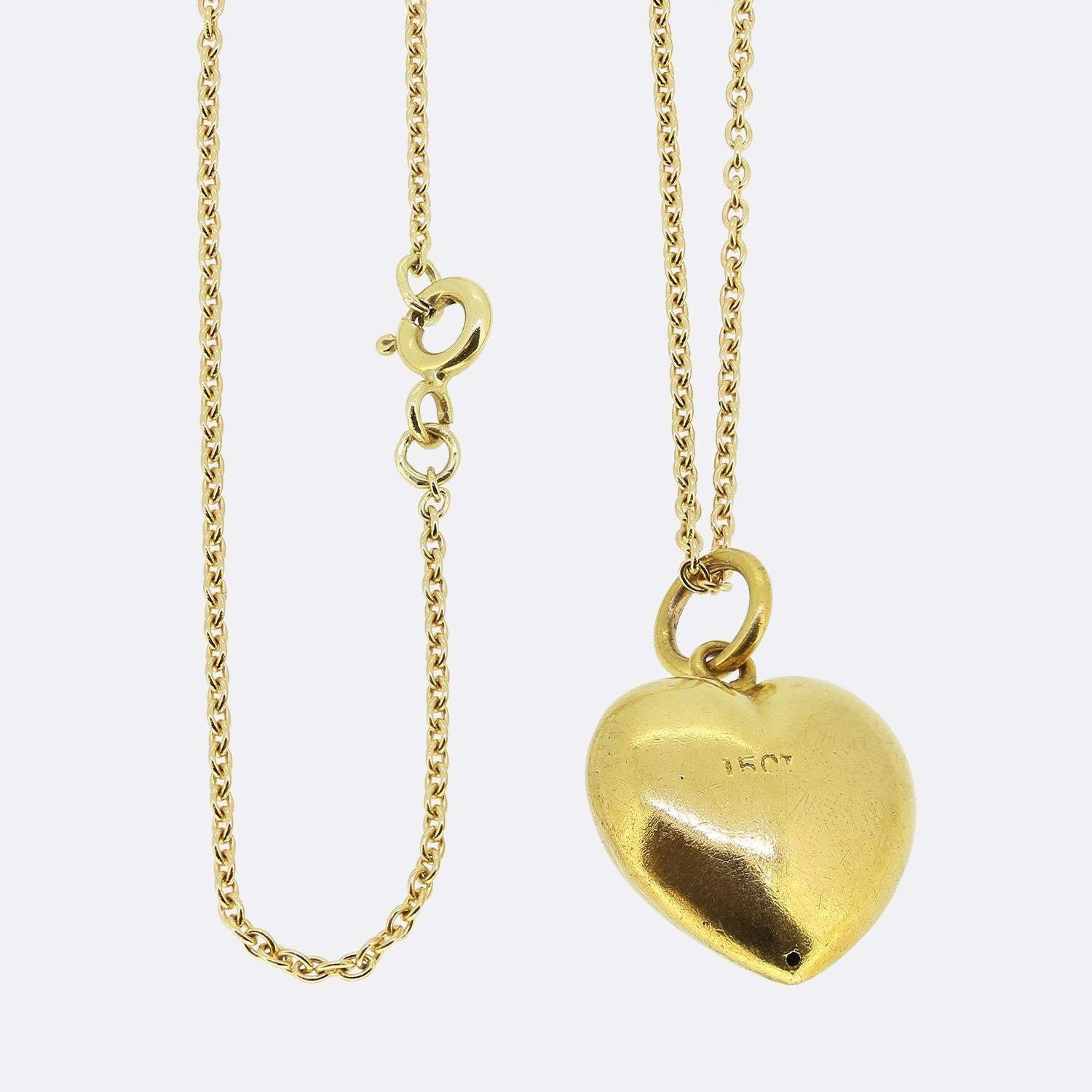 Nous avons ici un joli collier à pendentifs en perles. Ce pendentif antique a été réalisé en or jaune 15ct en forme de petit cœur d'amour. La pièce a ensuite été expertement sertie d'une seule perle naturelle de forme ronde au centre, avec une