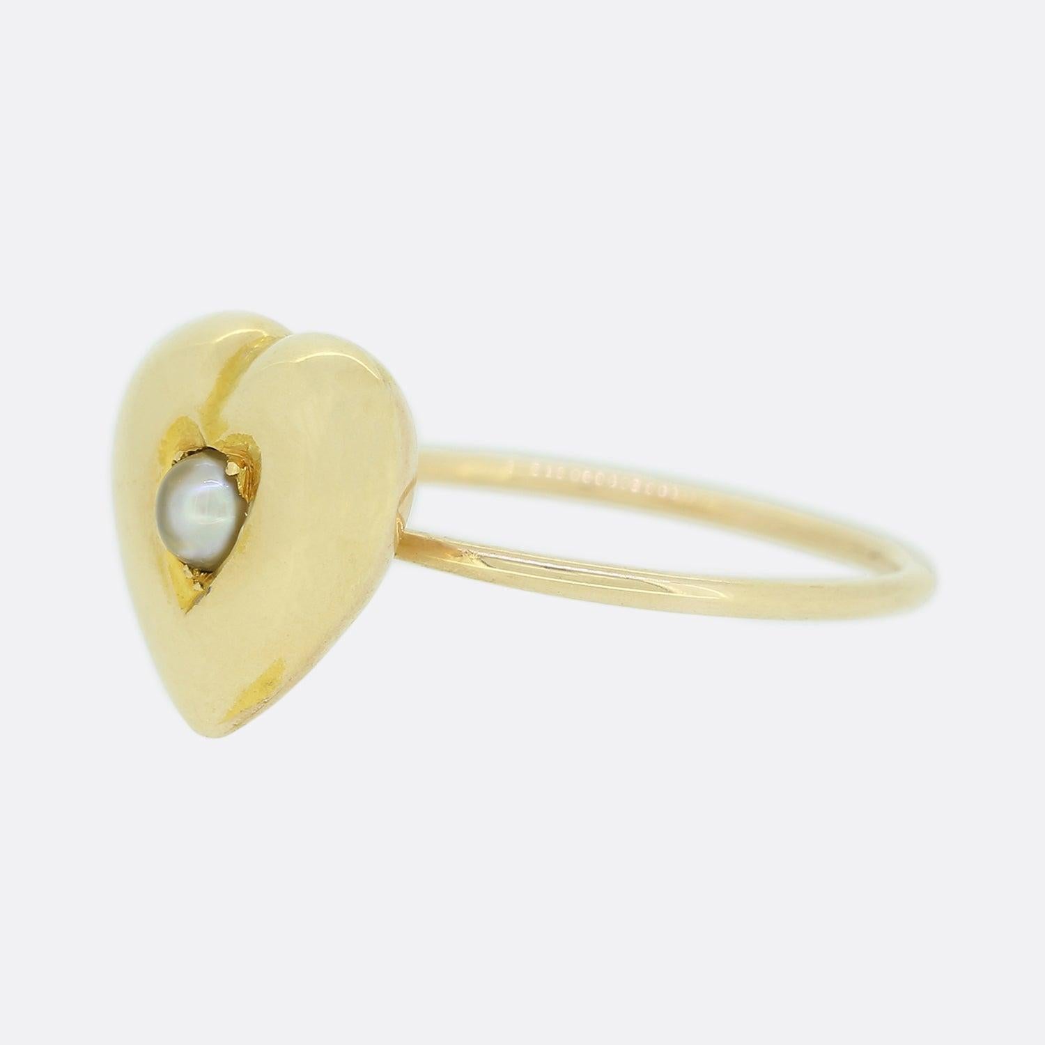 Dies ist ein schöner antiker Herzring. Der Ring zeigt eine zentrale Perle, die in eine herzförmige Goldfassung aus Roségold mit einem schlichten Roségoldband eingefasst ist. Dieser Ring war ursprünglich eine antike viktorianische Brosche, wurde aber