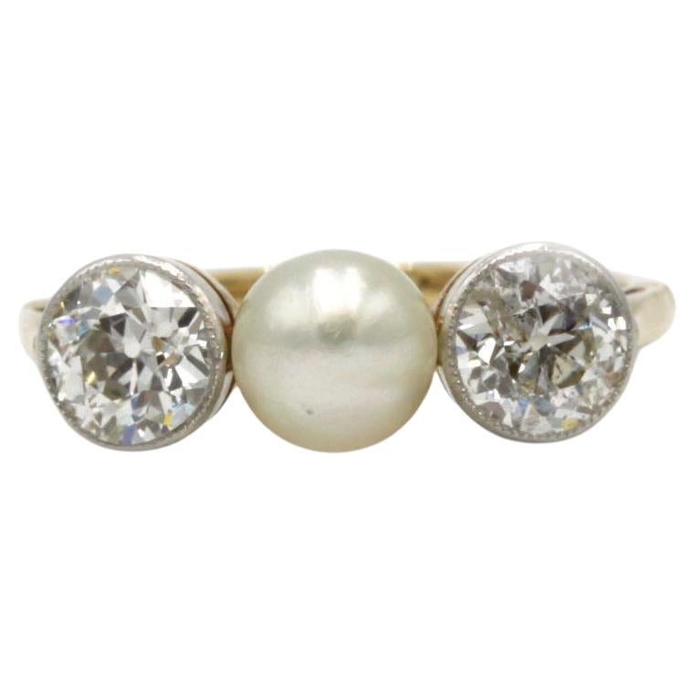 Anello vittoriano a tre pietre con perle e diamanti antichi, oro giallo 18 carati, FR 46 (circa).