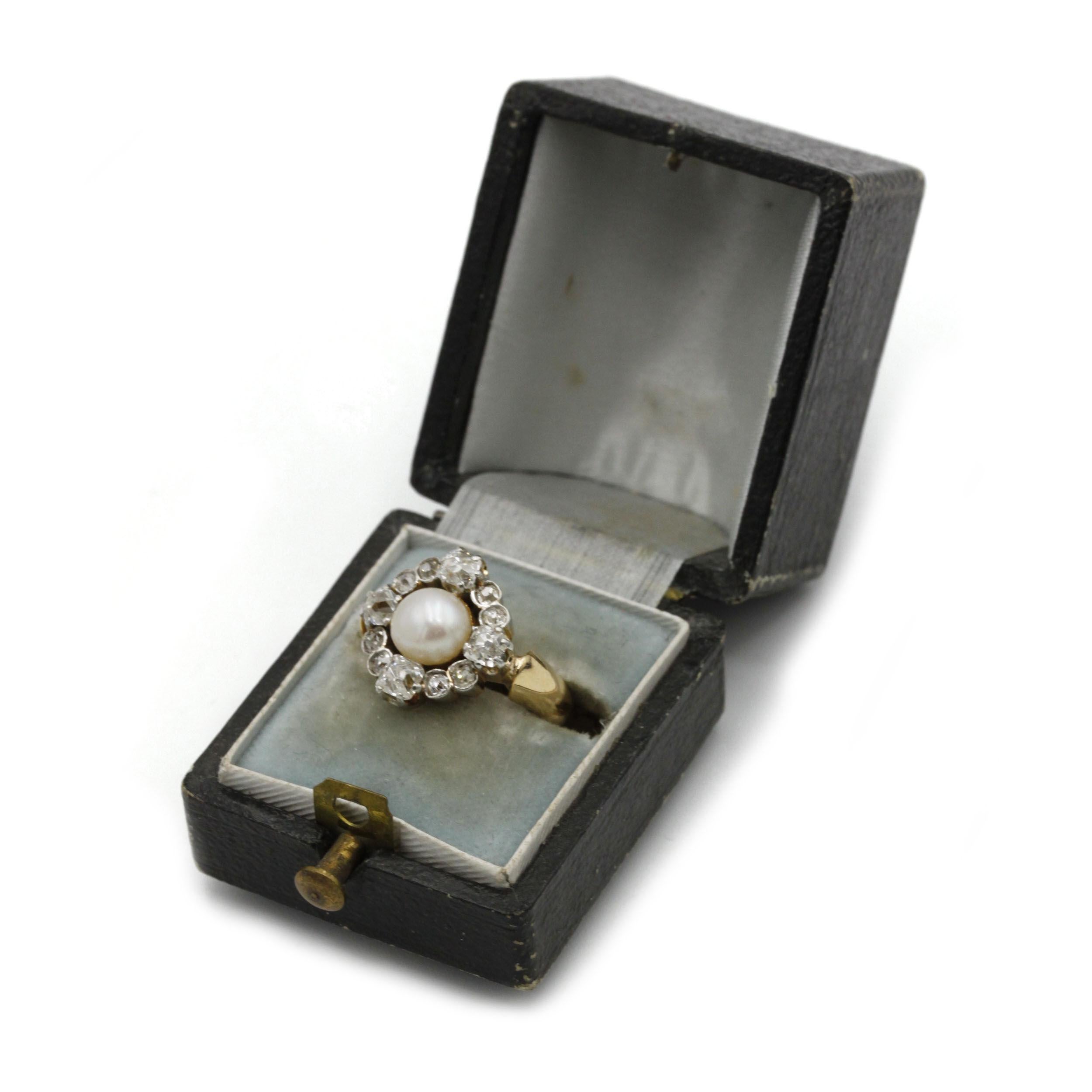 Donna Anello vittoriano con perla e diamante Old Mine Cut in oro 18 carati, XIX secolo in vendita