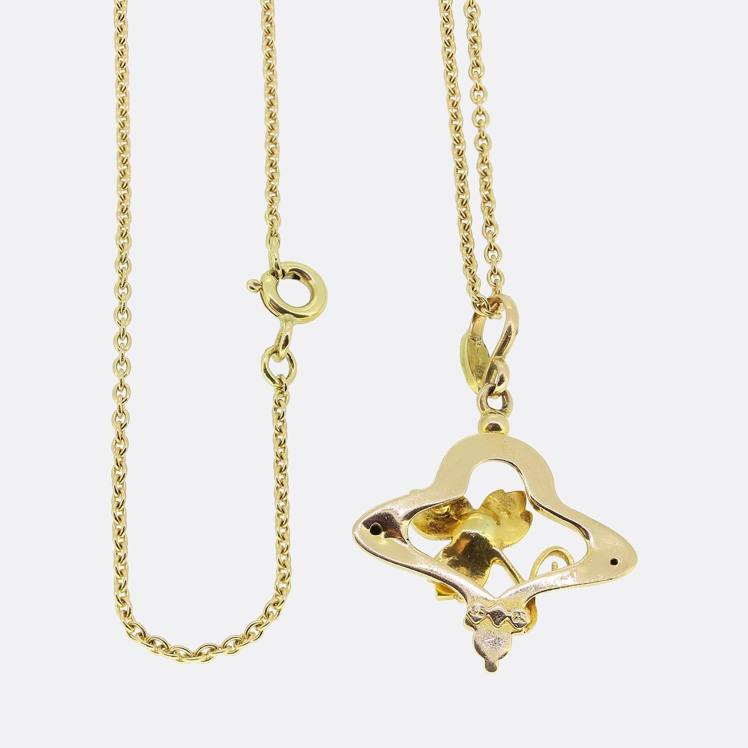 Ecco un'incantevole collana di perle con ciondolo. Questo antico ciondolo è stato realizzato in oro giallo 15ct con una struttura aperta che ospita un motivo a trifoglio al centro; su ogni foglia è incastonata una singola perla naturale di forma